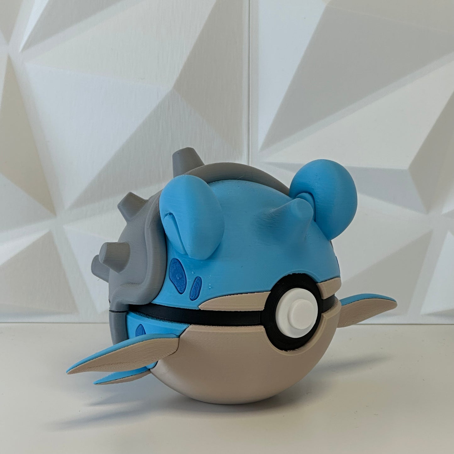 Pokéball de colección Lapras presentada como pieza decorativa