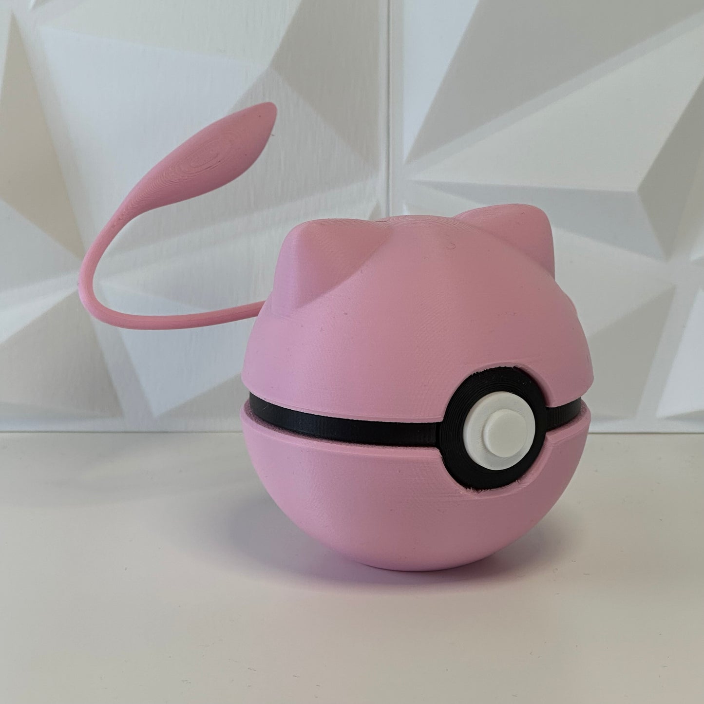 Pokéball de colección Mew presentada como pieza decorativa