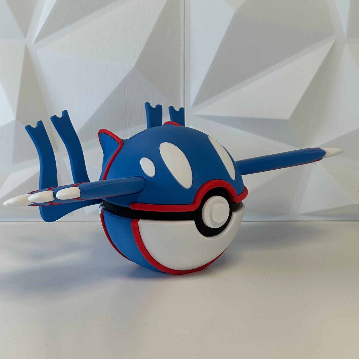 Pokéball de colección Kyogre presentada como pieza decorativa