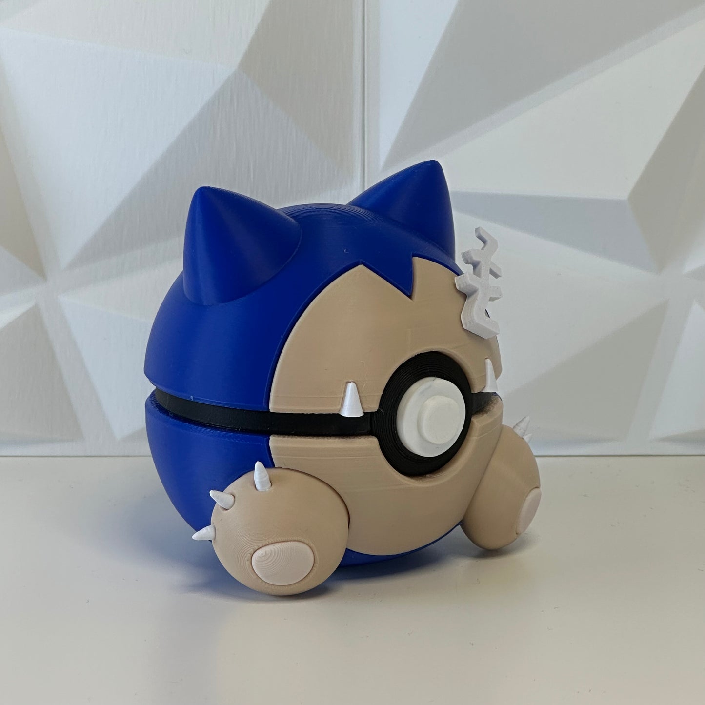 Pokéball de colección Snorlax presentada como pieza decorativa