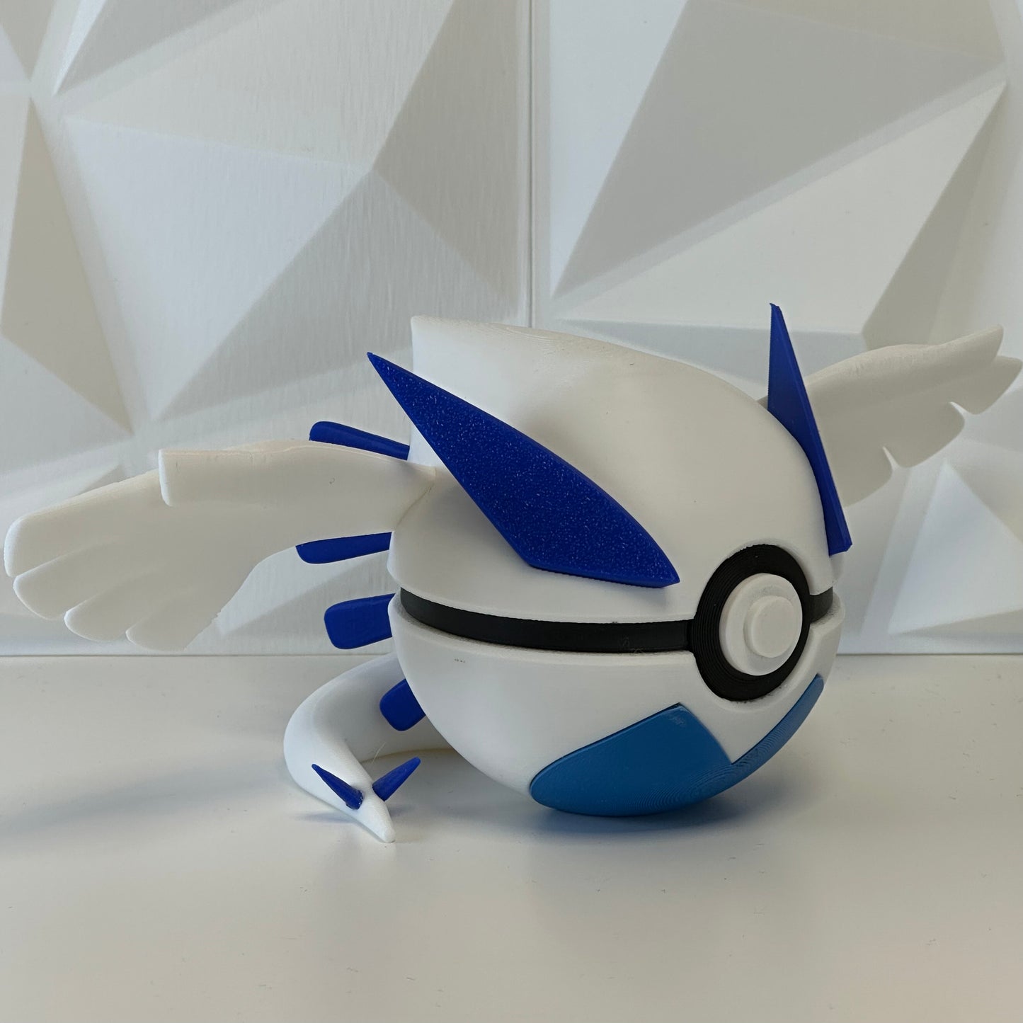 Pokéball de colección Lugia presentada como pieza decorativa
