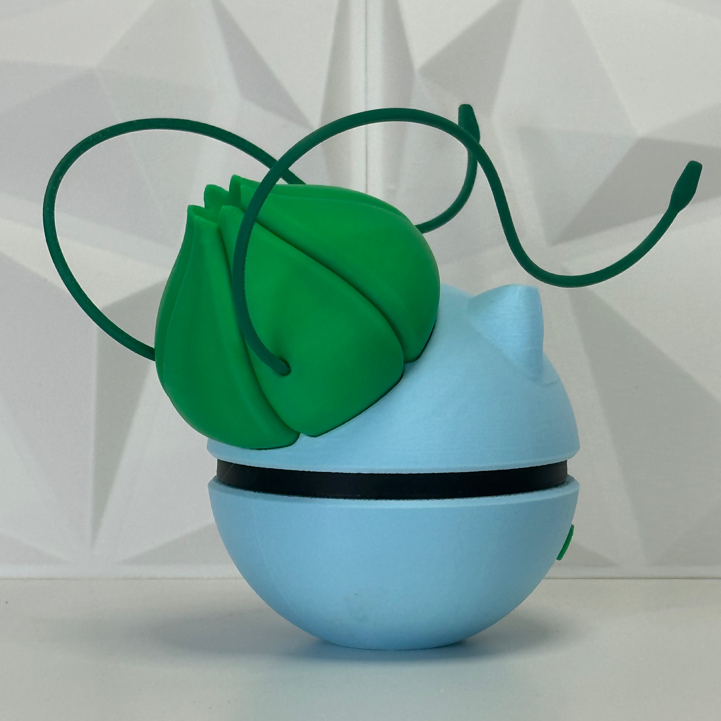 Parte trasera de la Pokéball de Bulbasaur, mostrando la integración del bulbo y los látigos en la estructura.