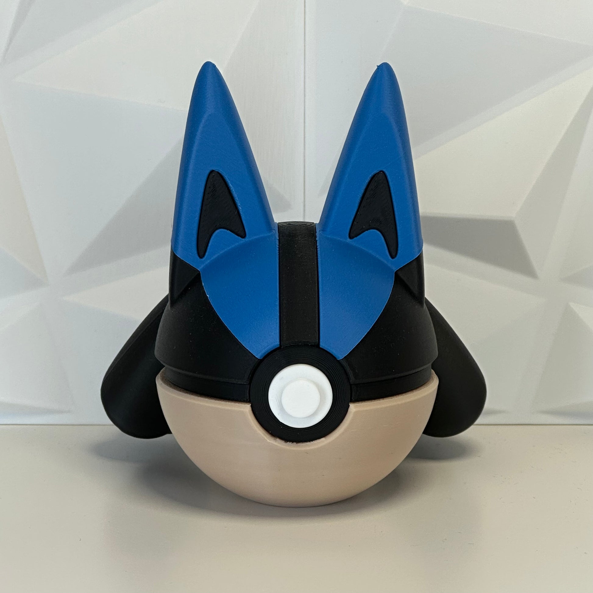 Pokéball de colección Lucario presentada como pieza decorativa