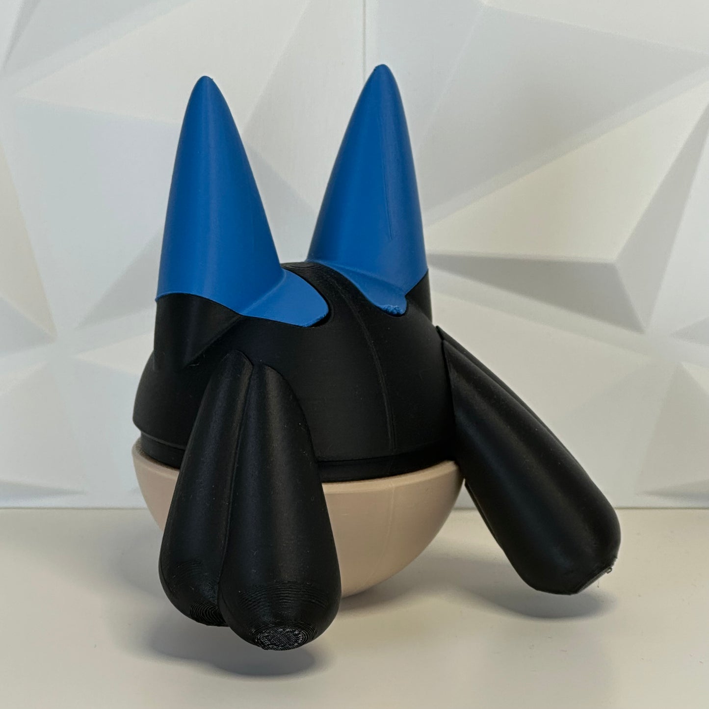 Pokéball edición Lucario vista lateral mostrando detalles del diseño