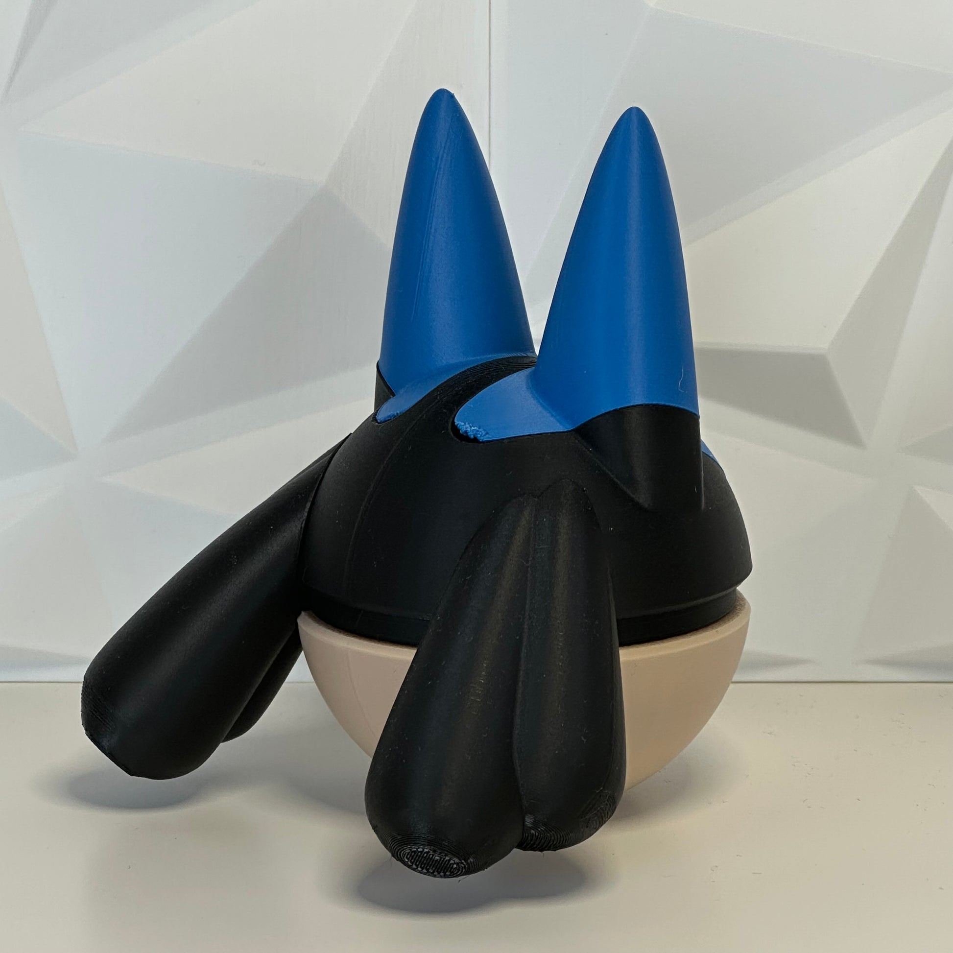 Pokéball edición Lucario vista trasera con acabado premium
