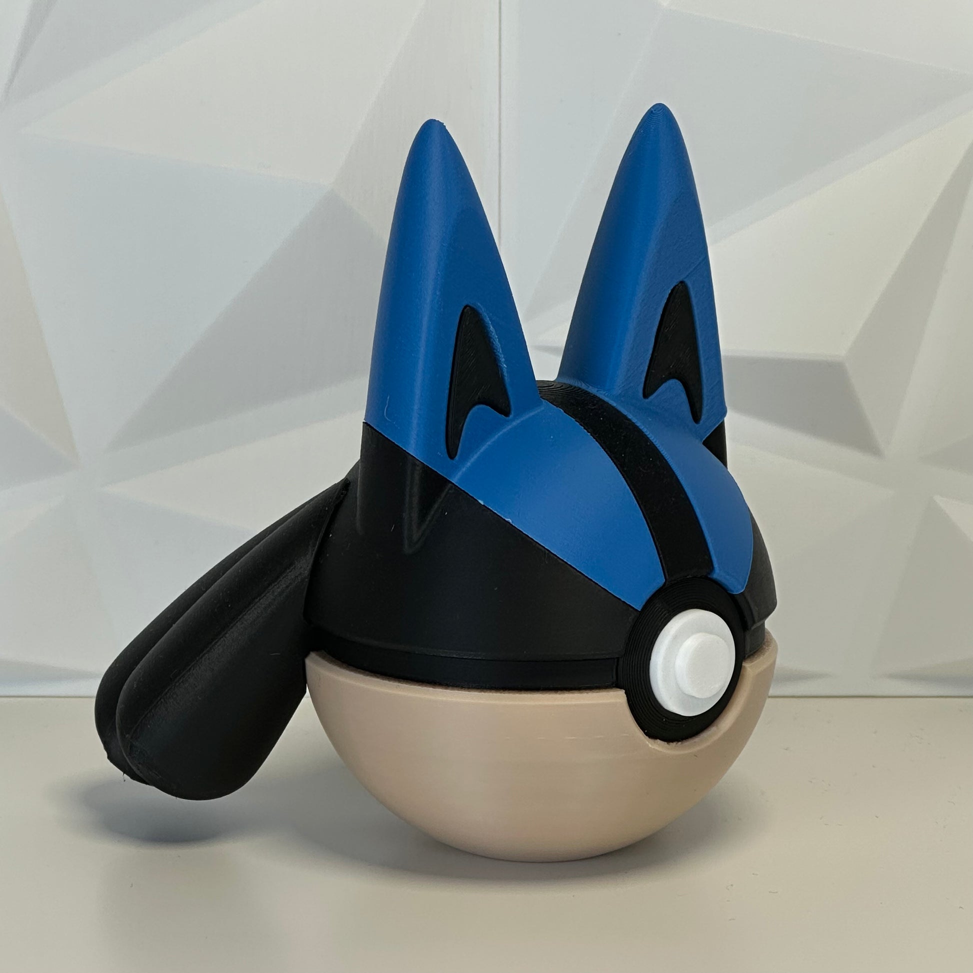 Detalle de la Pokéball Lucario mostrando textura y colores
