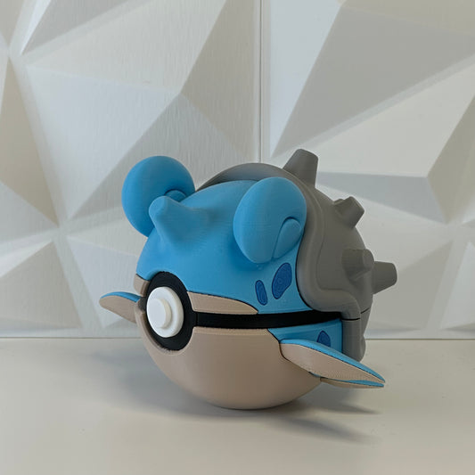 Pokéball edición Lapras vista lateral mostrando detalles del diseño