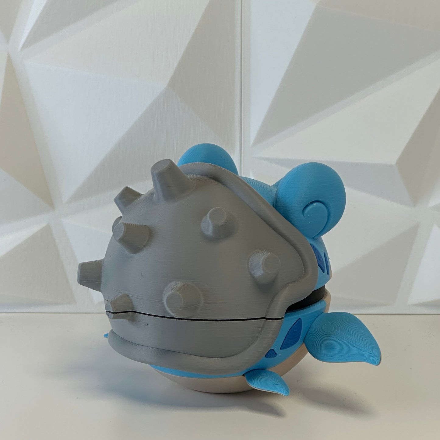 Detalle de la Pokéball Lapras mostrando textura y colores