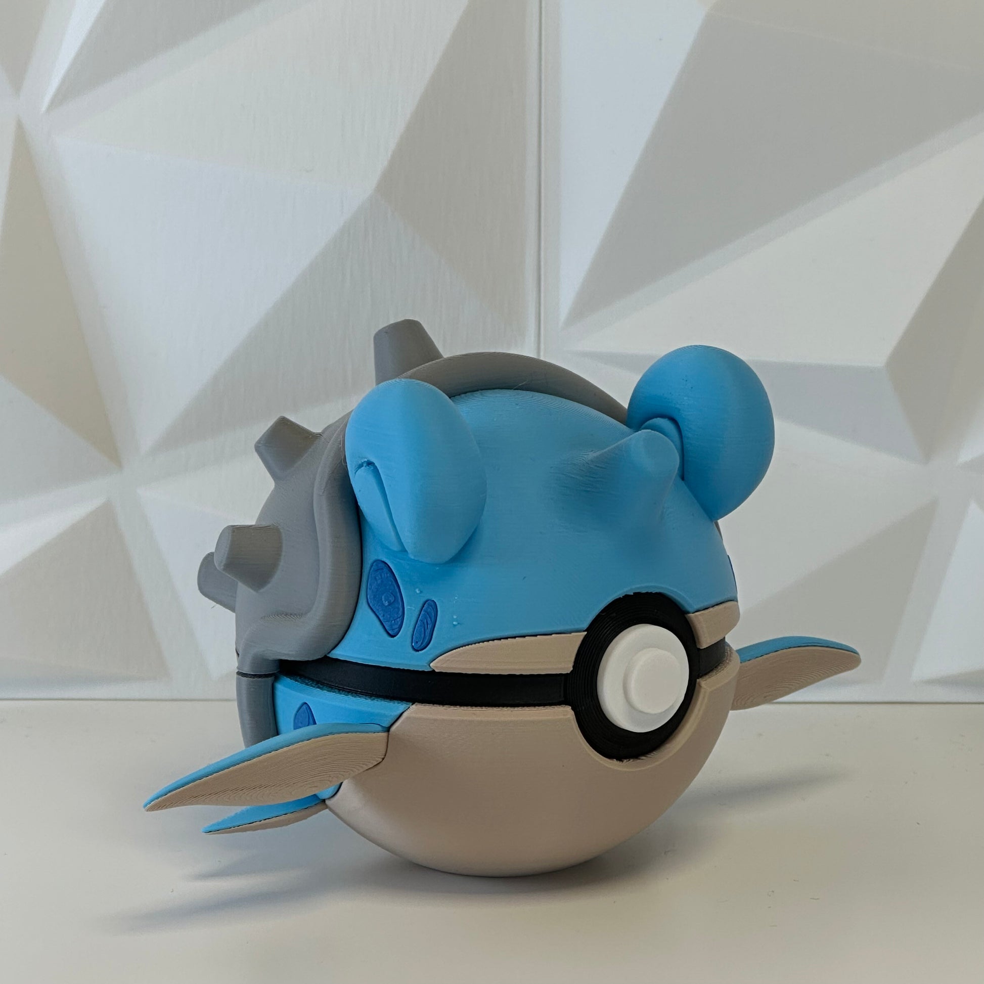 Pokéball de colección Lapras presentada como pieza decorativa