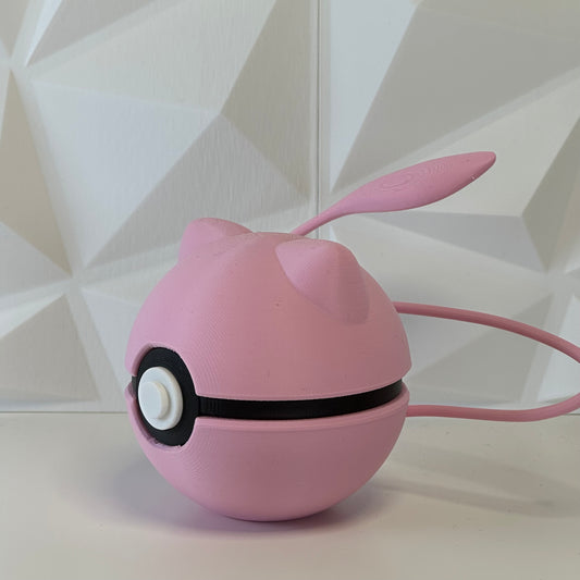 Pokéball edición Mew vista lateral mostrando detalles del diseño
