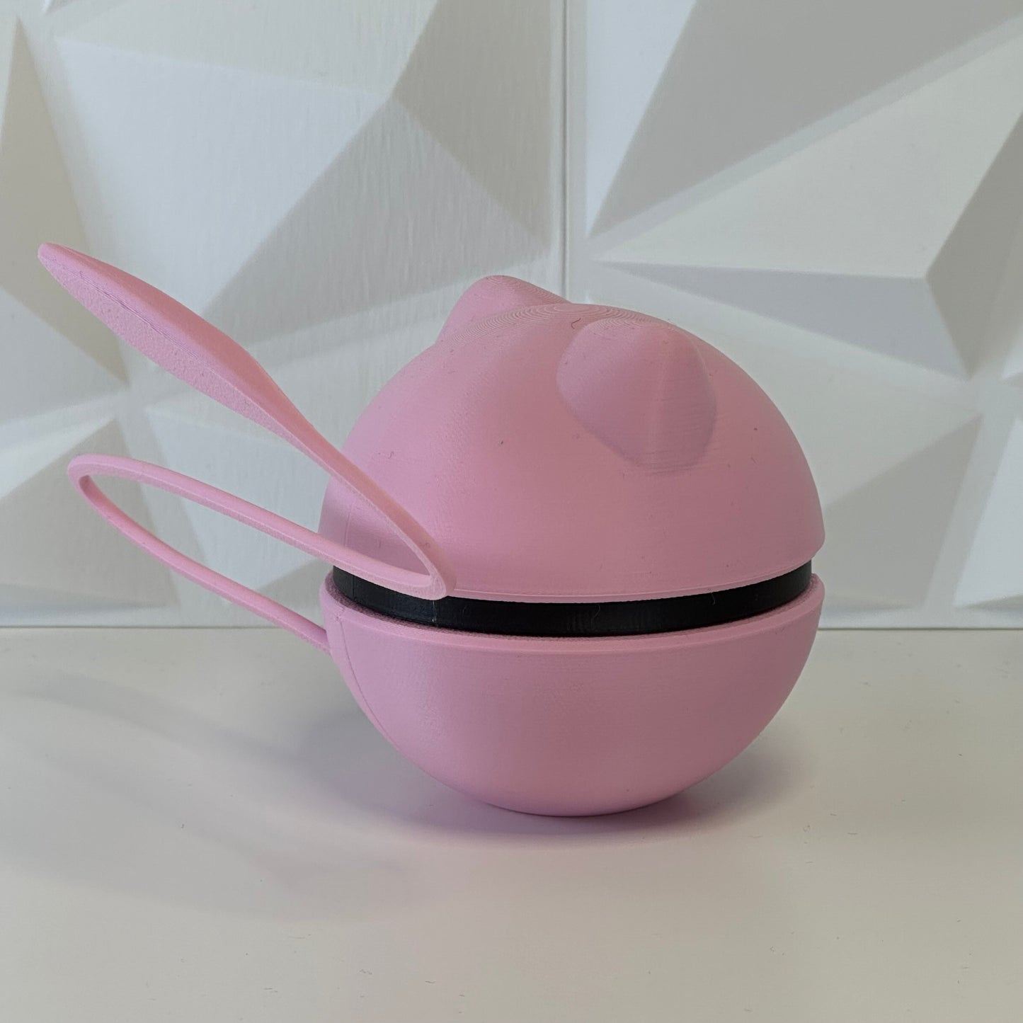 Detalle de la Pokéball Mew mostrando textura y colores