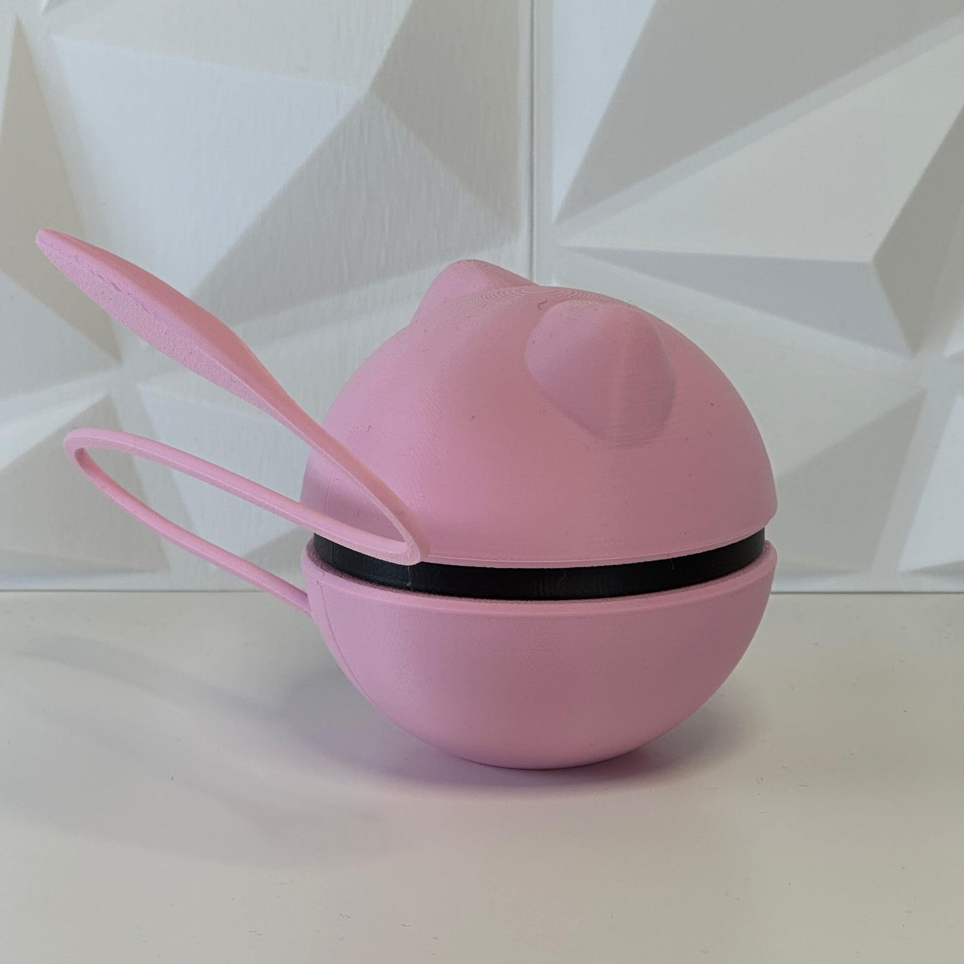 Detalle de la Pokéball Mew mostrando textura y colores