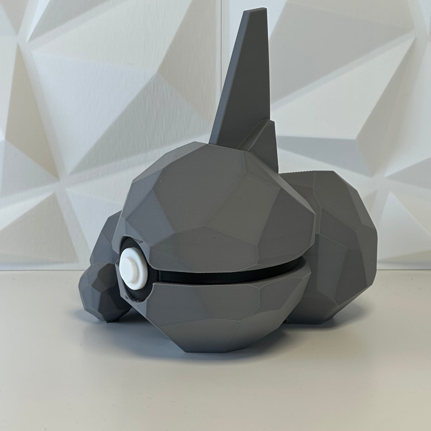 Pokéball edición Onix vista lateral mostrando detalles del diseño