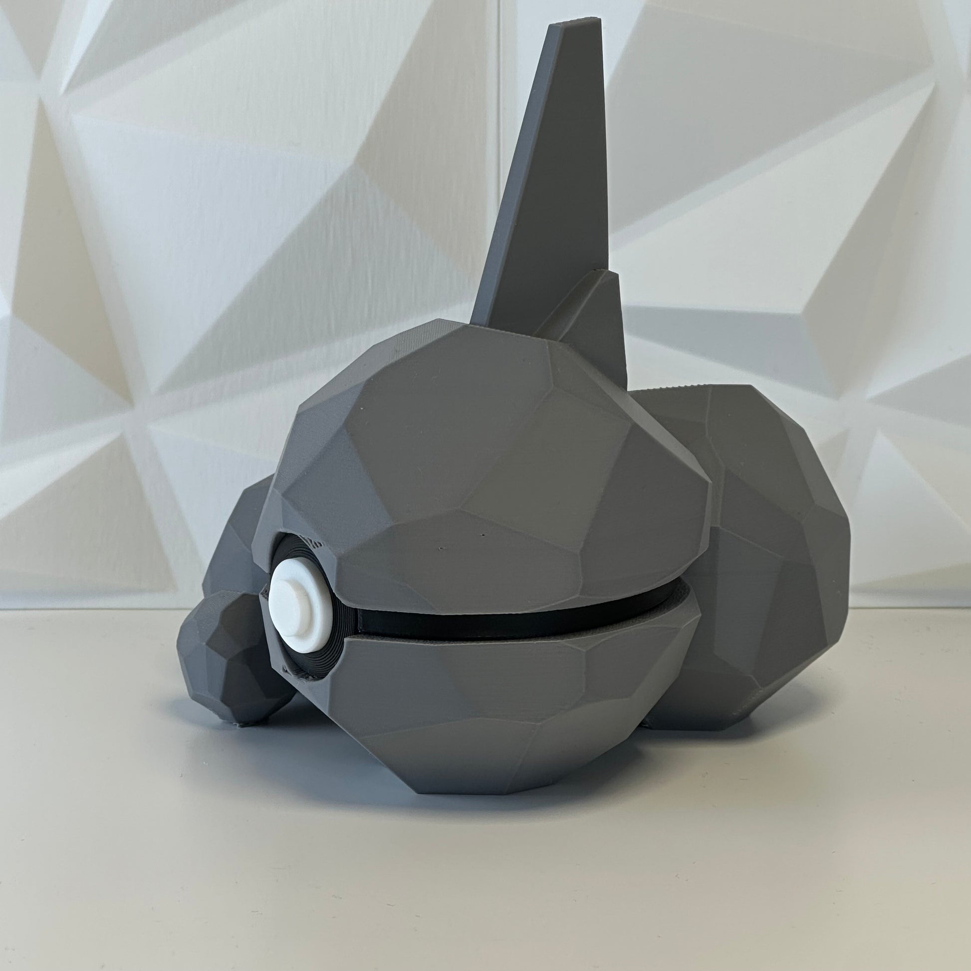 Pokéball edición Onix vista lateral mostrando detalles del diseño
