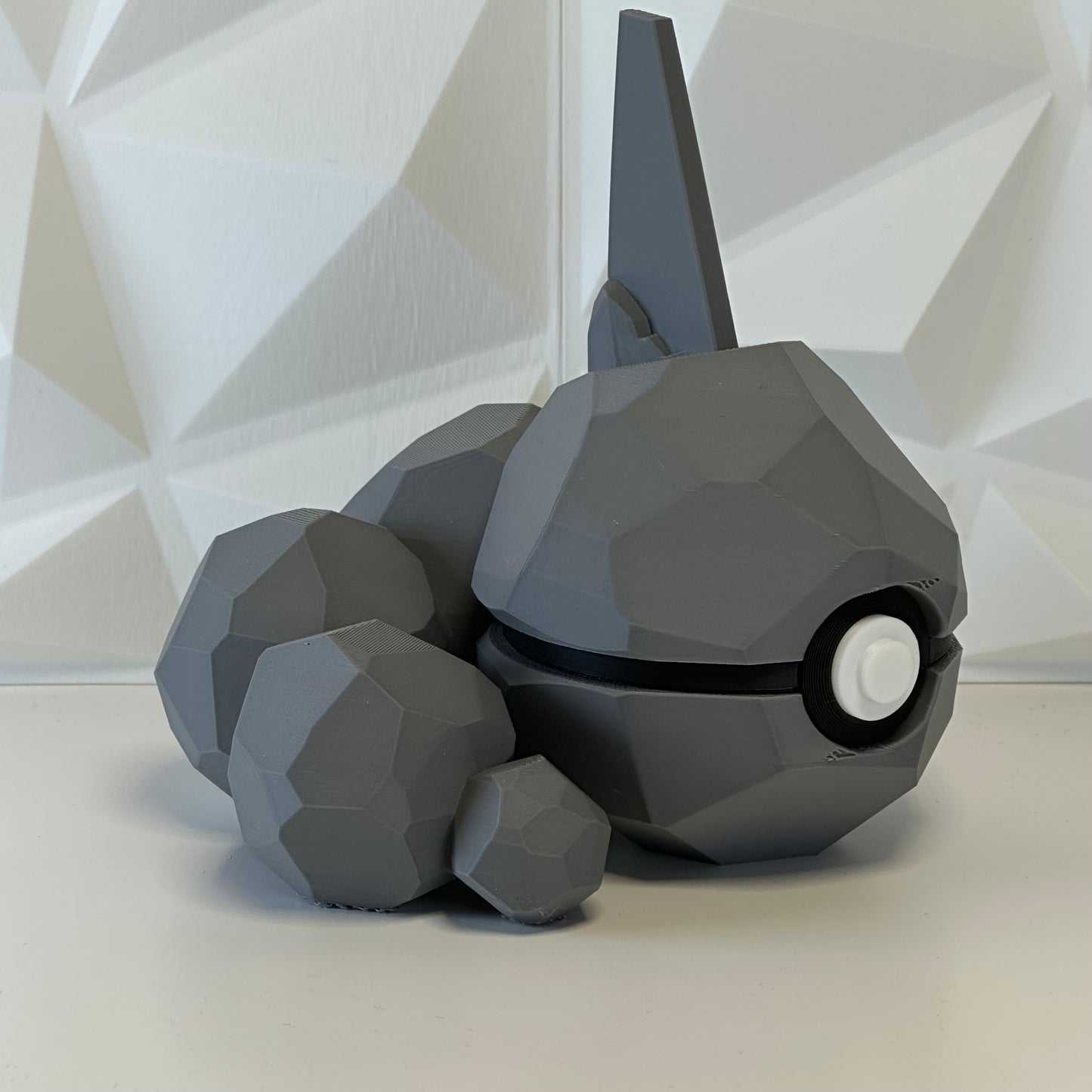 Pokéball de colección Onix presentada como pieza decorativa
