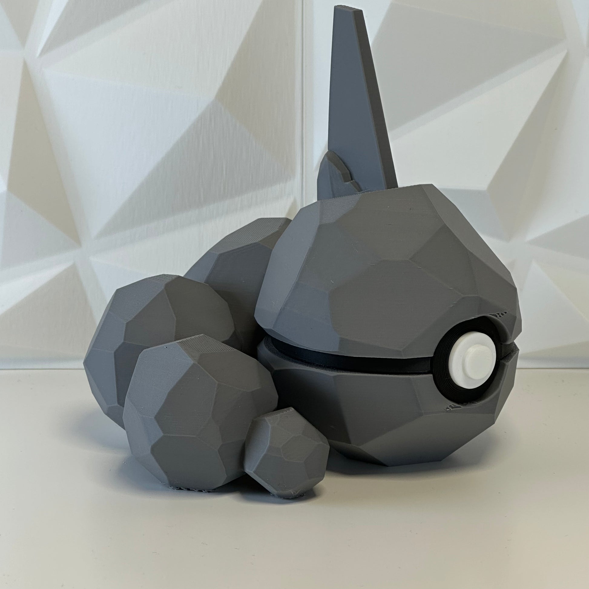 Pokéball de colección Onix presentada como pieza decorativa