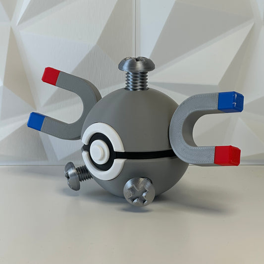 Pokéball edición Magnemite vista lateral mostrando detalles del diseño