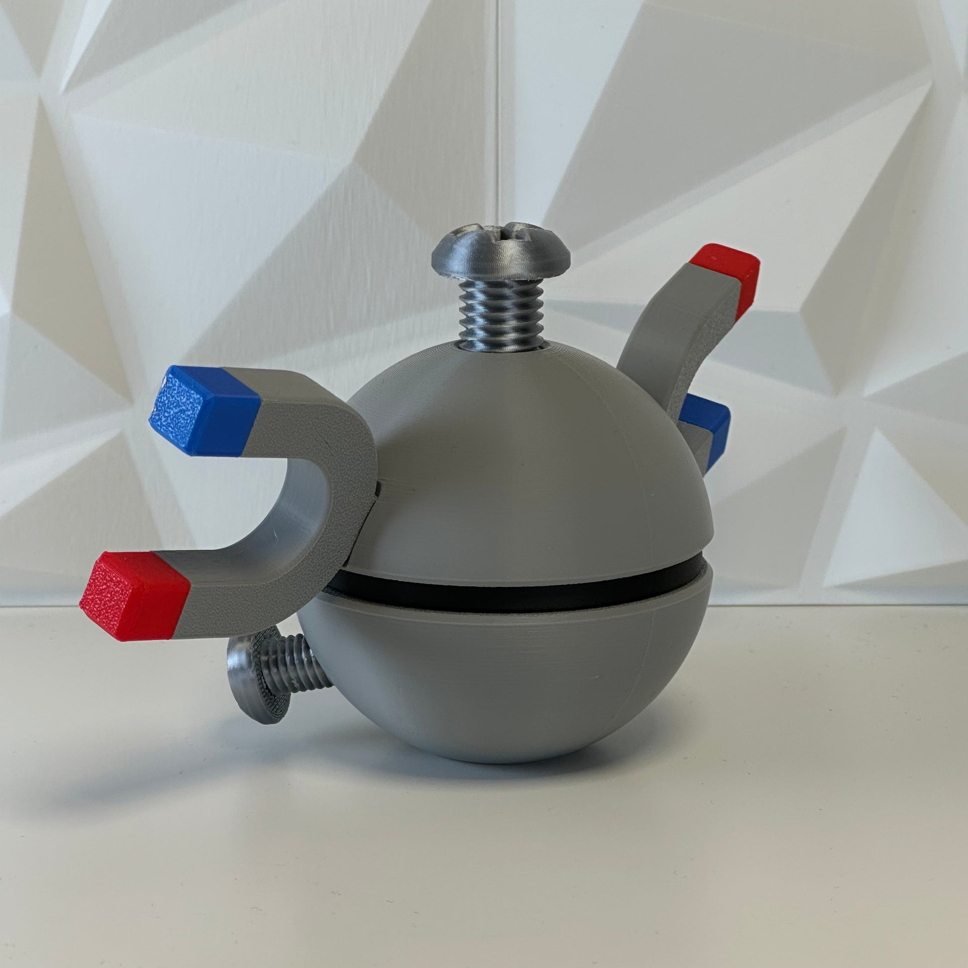 Pokéball edición Magnemite vista trasera con acabado premium