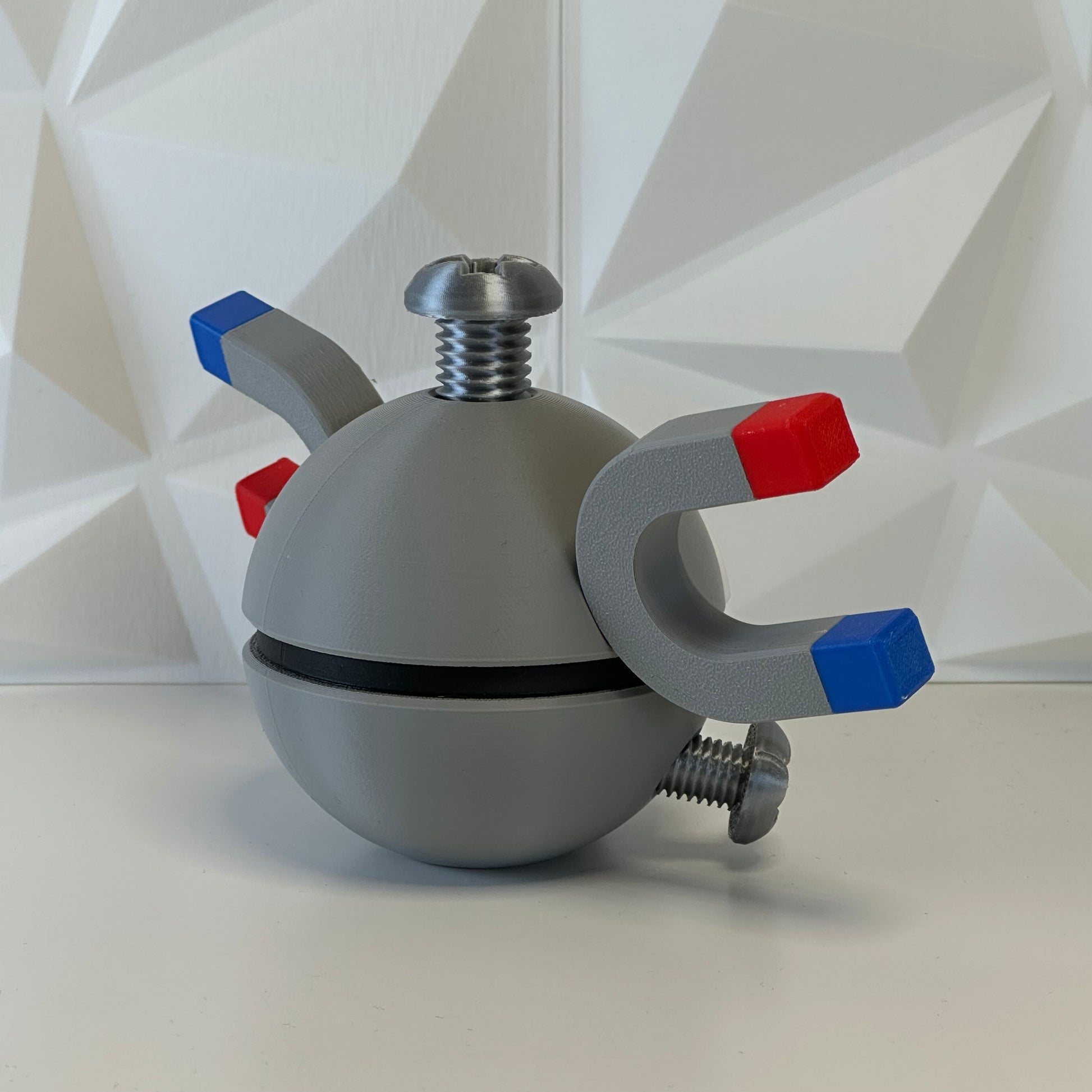 Detalle de la Pokéball Magnemite mostrando textura y colores