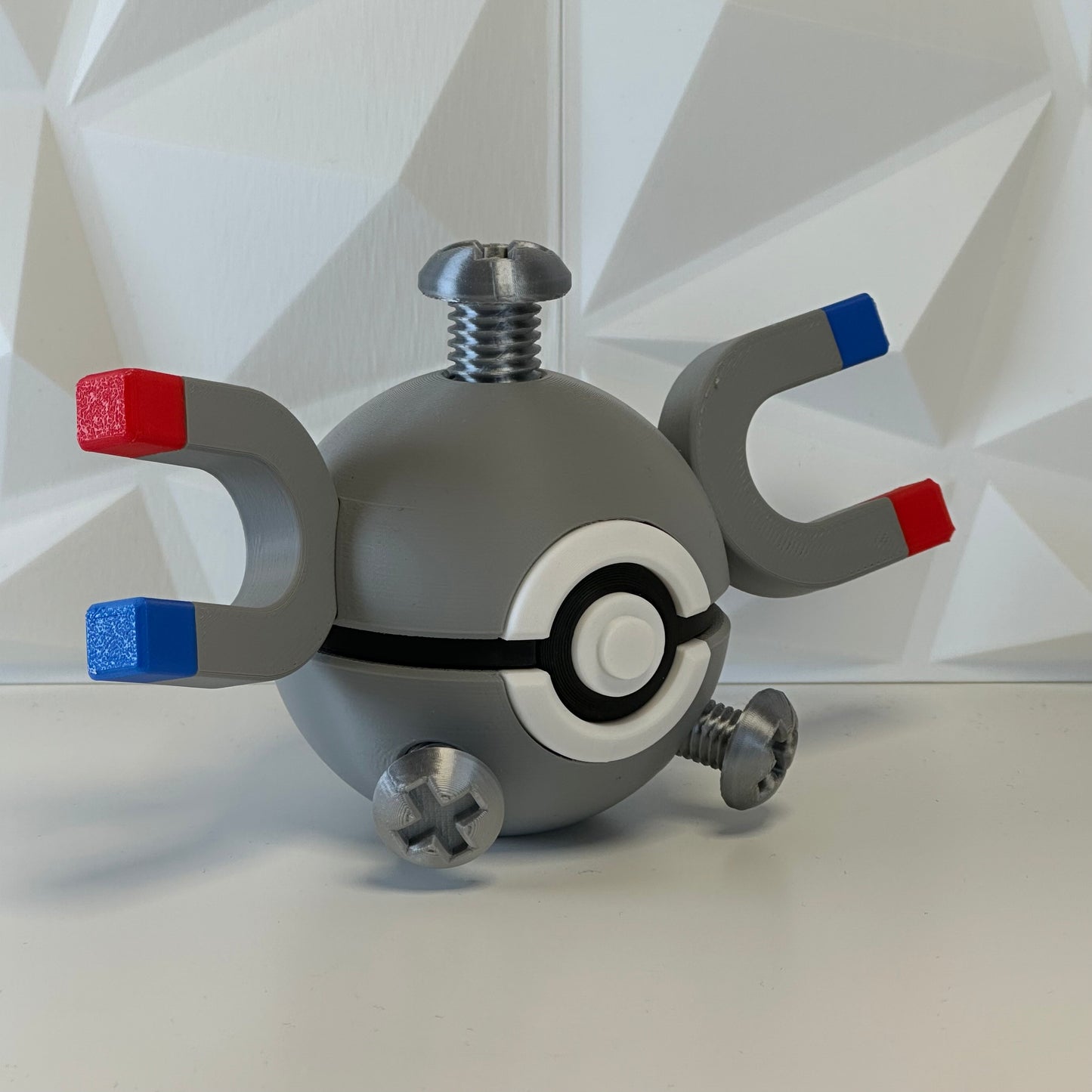 Pokéball de colección Magnemite presentada como pieza decorativa