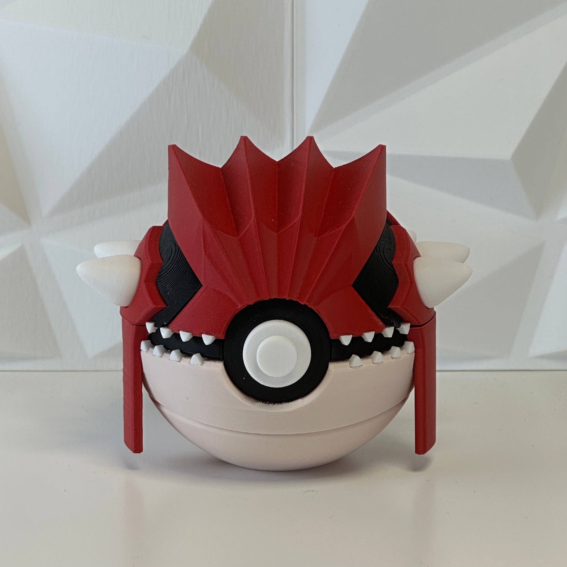 Pokéball edición Groudon vista frontal en PLA Premium