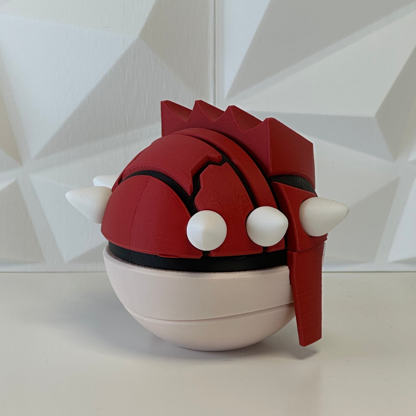 Detalle de la Pokéball Groudon mostrando textura y colores