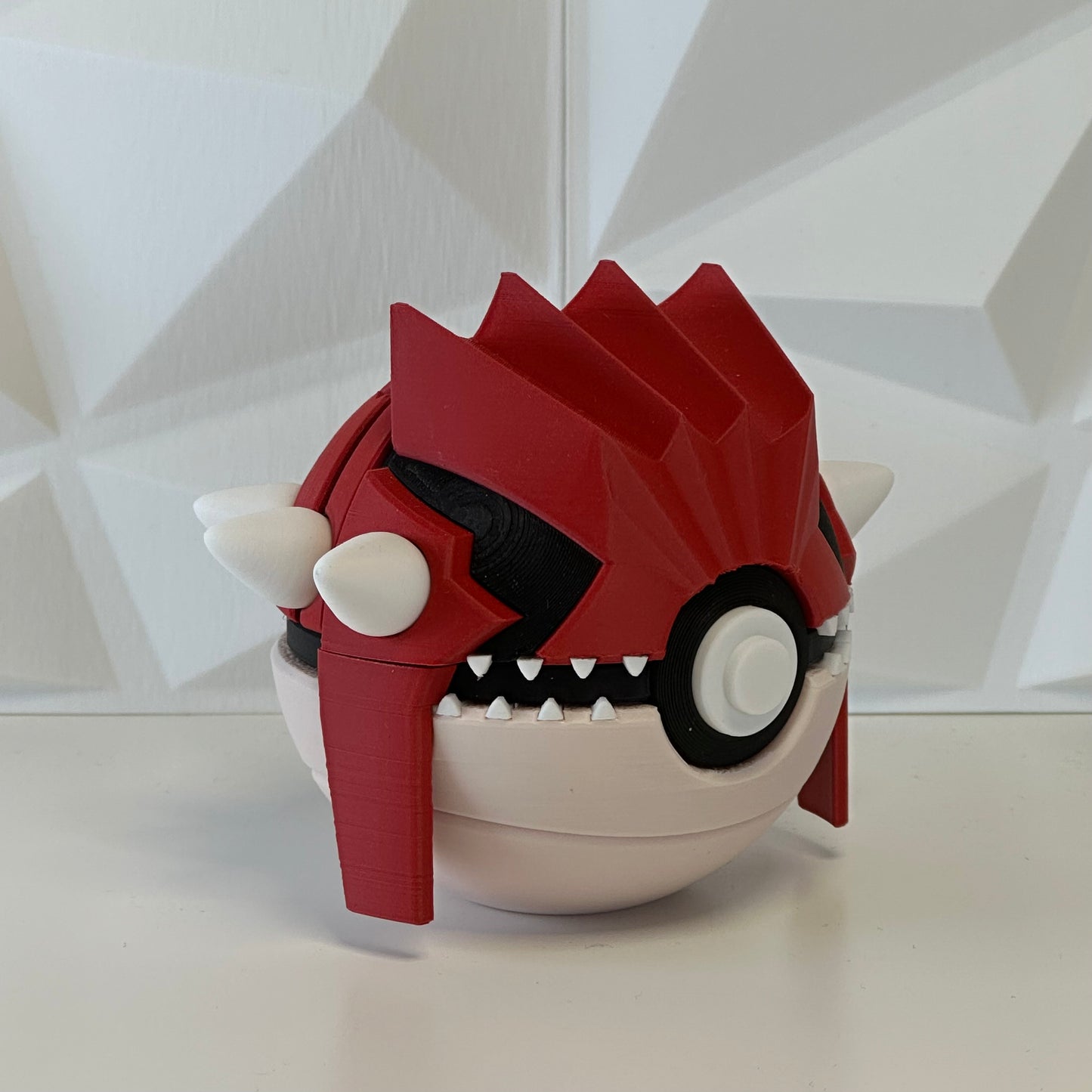 Pokéball de colección Groudon presentada como pieza decorativa