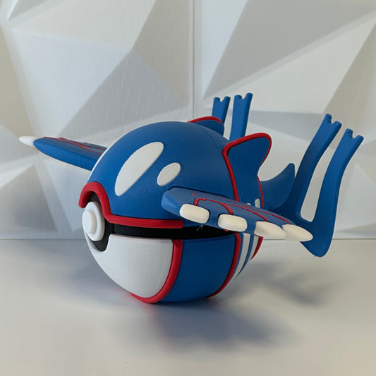 Pokéball edición Kyogre vista lateral mostrando detalles del diseño