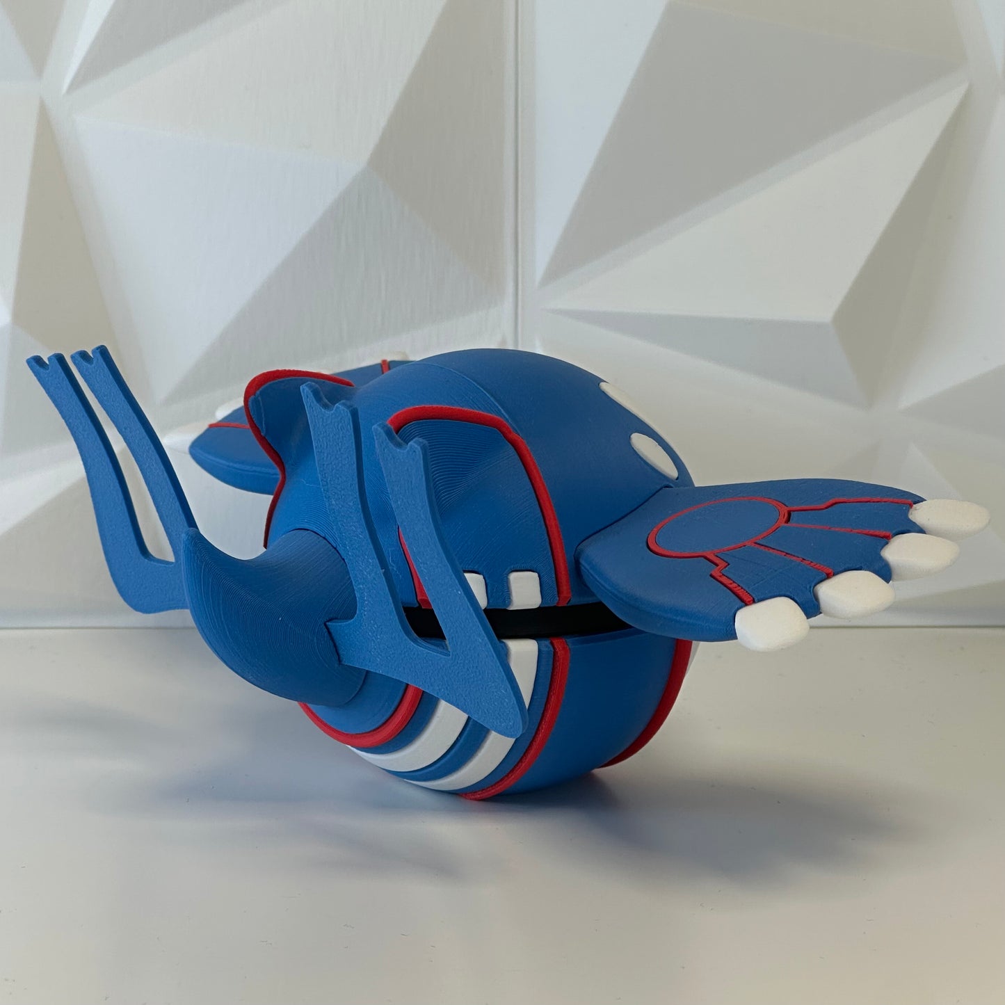 Detalle de la Pokéball Kyogre mostrando textura y colores