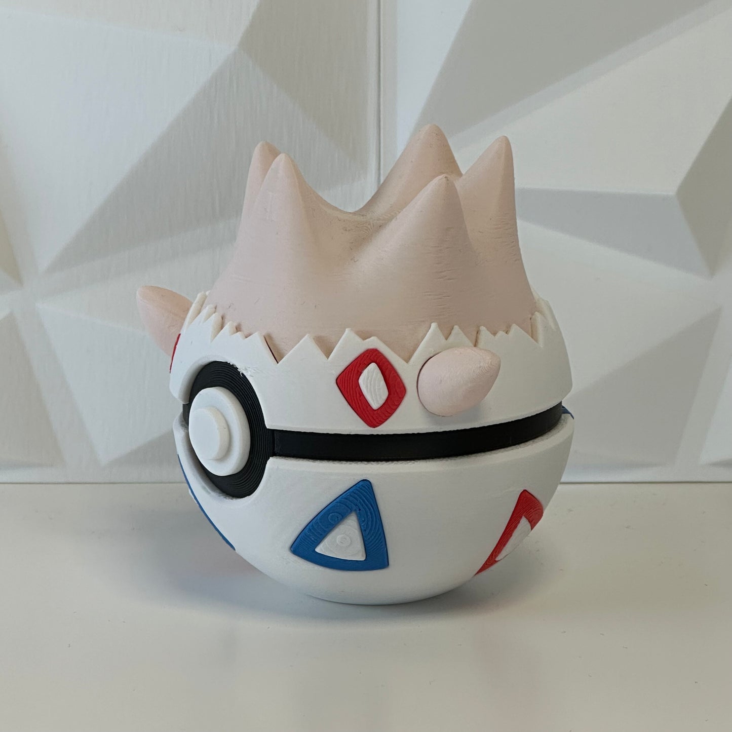 Pokéball edición Togepi vista lateral mostrando detalles del diseño