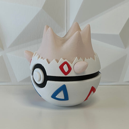 Pokéball edición Togepi vista lateral mostrando detalles del diseño