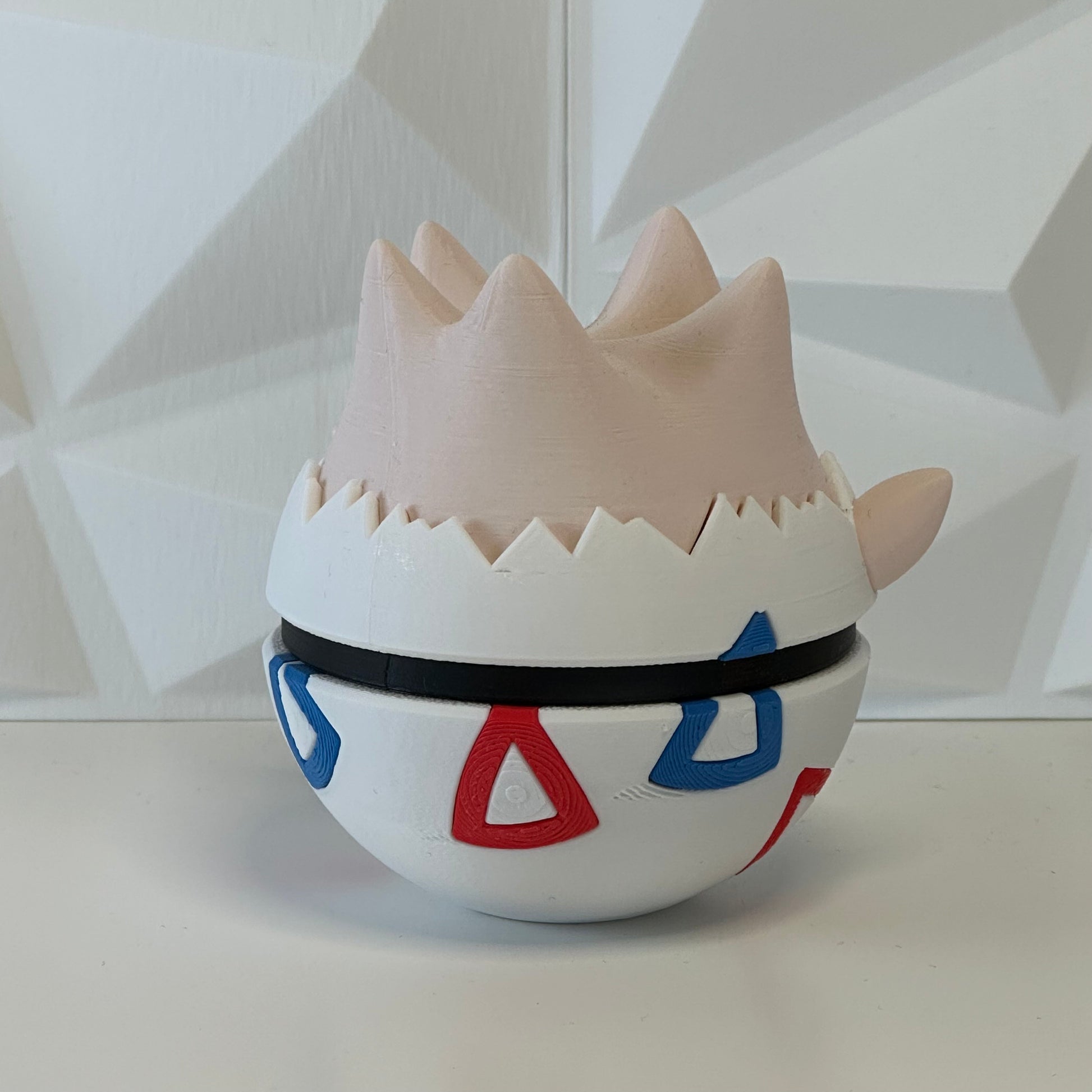 Detalle de la Pokéball Togepi mostrando textura y colores