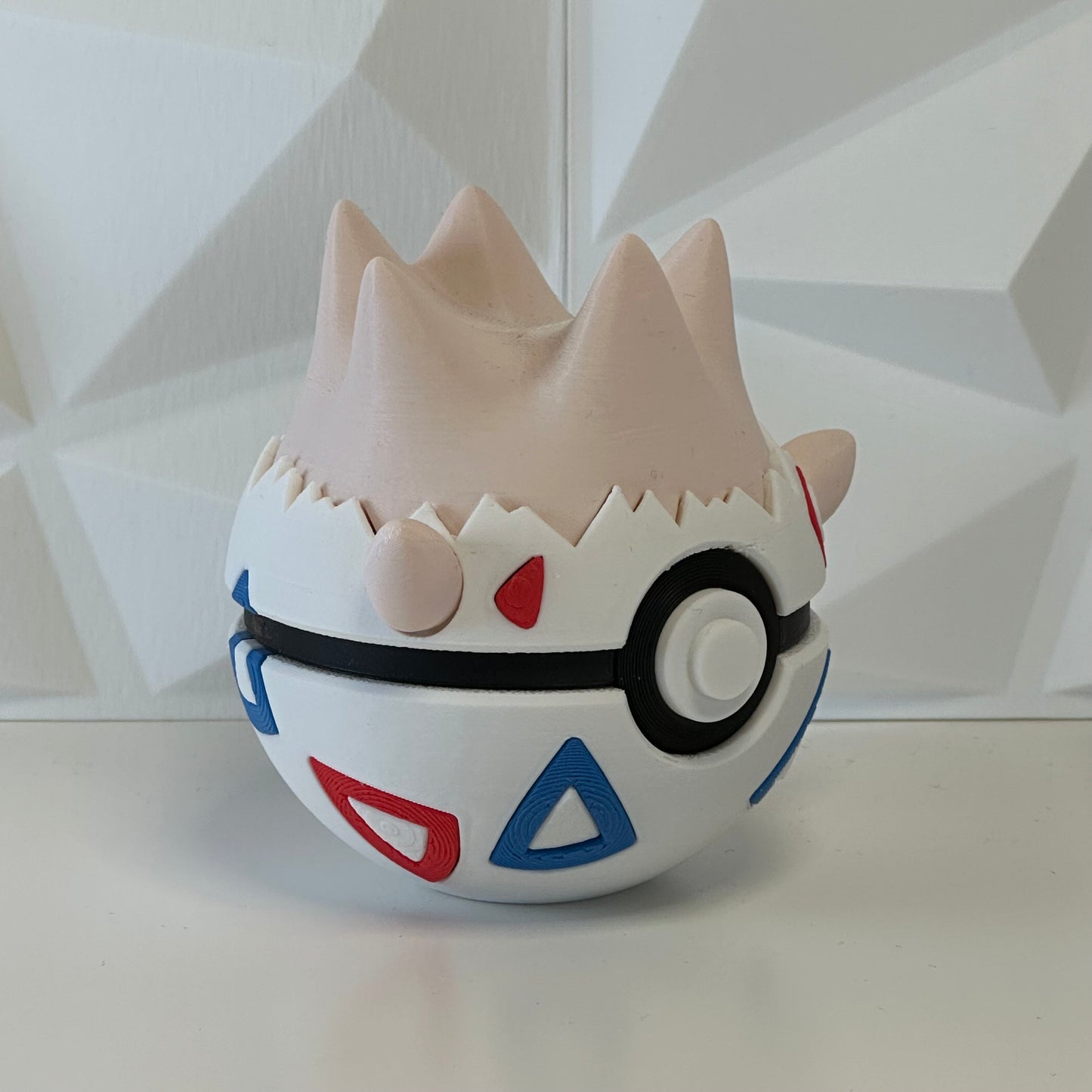 Pokéball de colección Togepi presentada como pieza decorativa