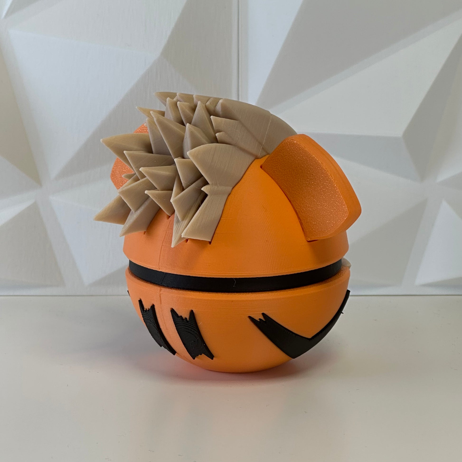 Detalle de la Pokéball Growlithe mostrando textura y colores