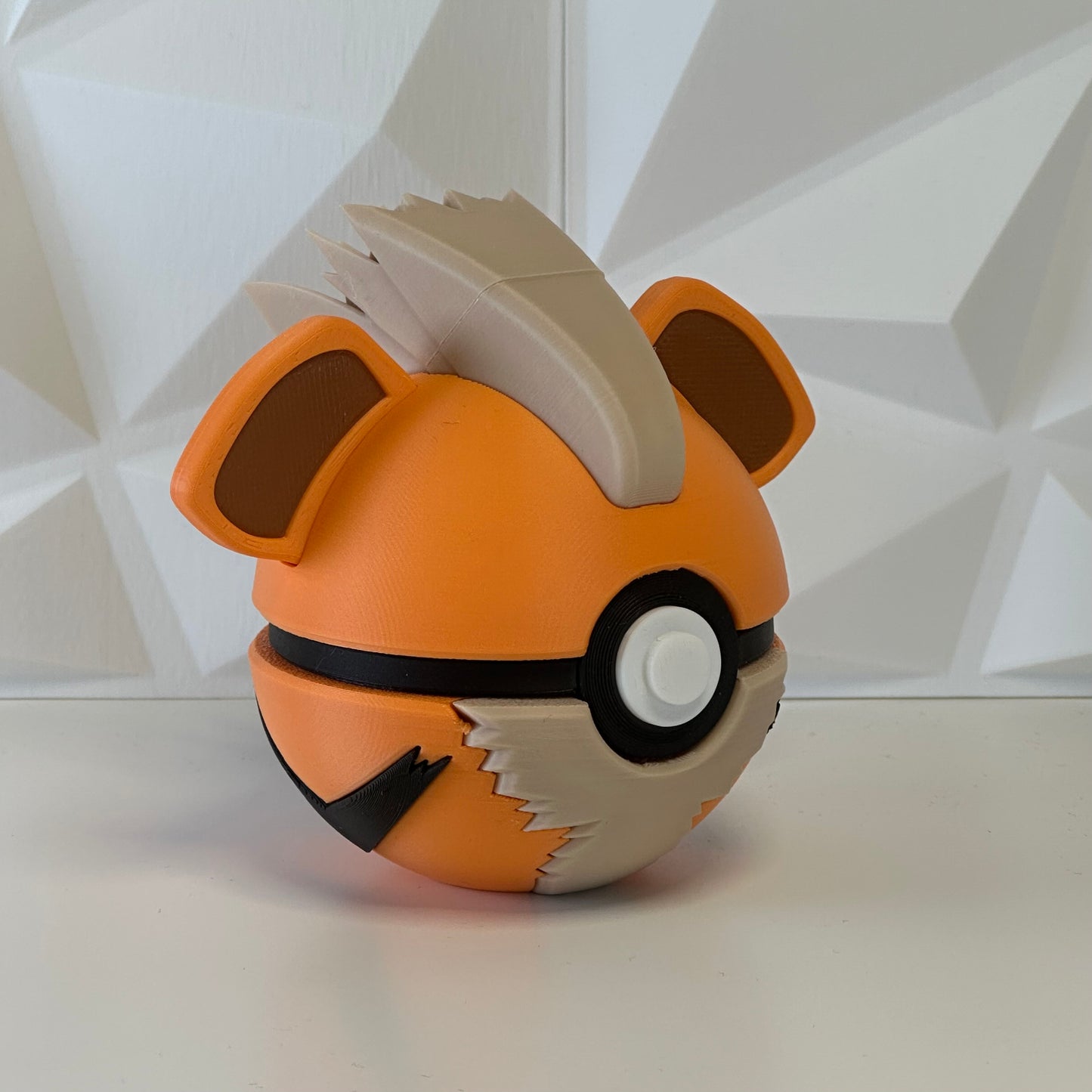 Pokéball de colección Growlithe presentada como pieza decorativa