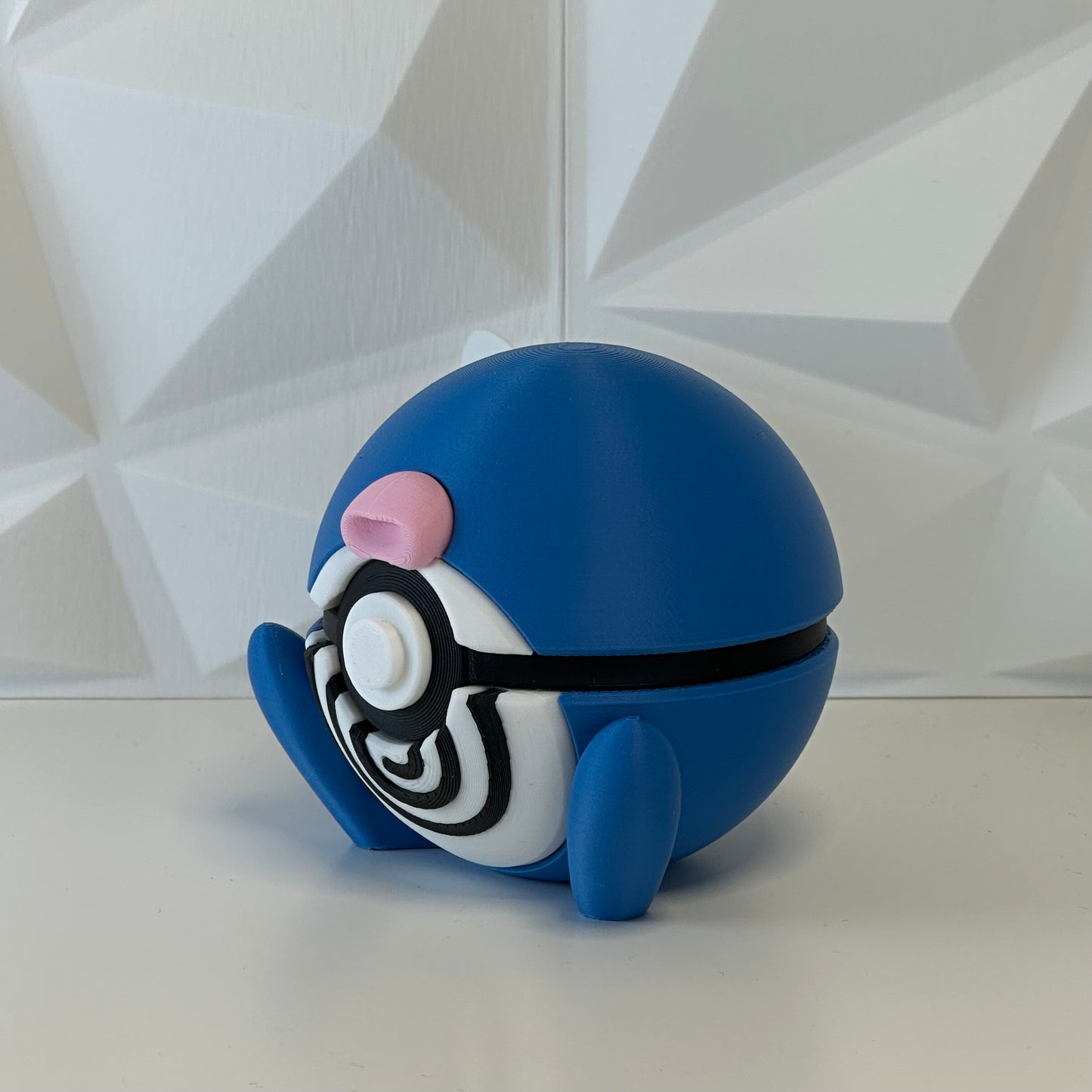 Pokéball edición Poliwag vista lateral mostrando detalles del diseño
