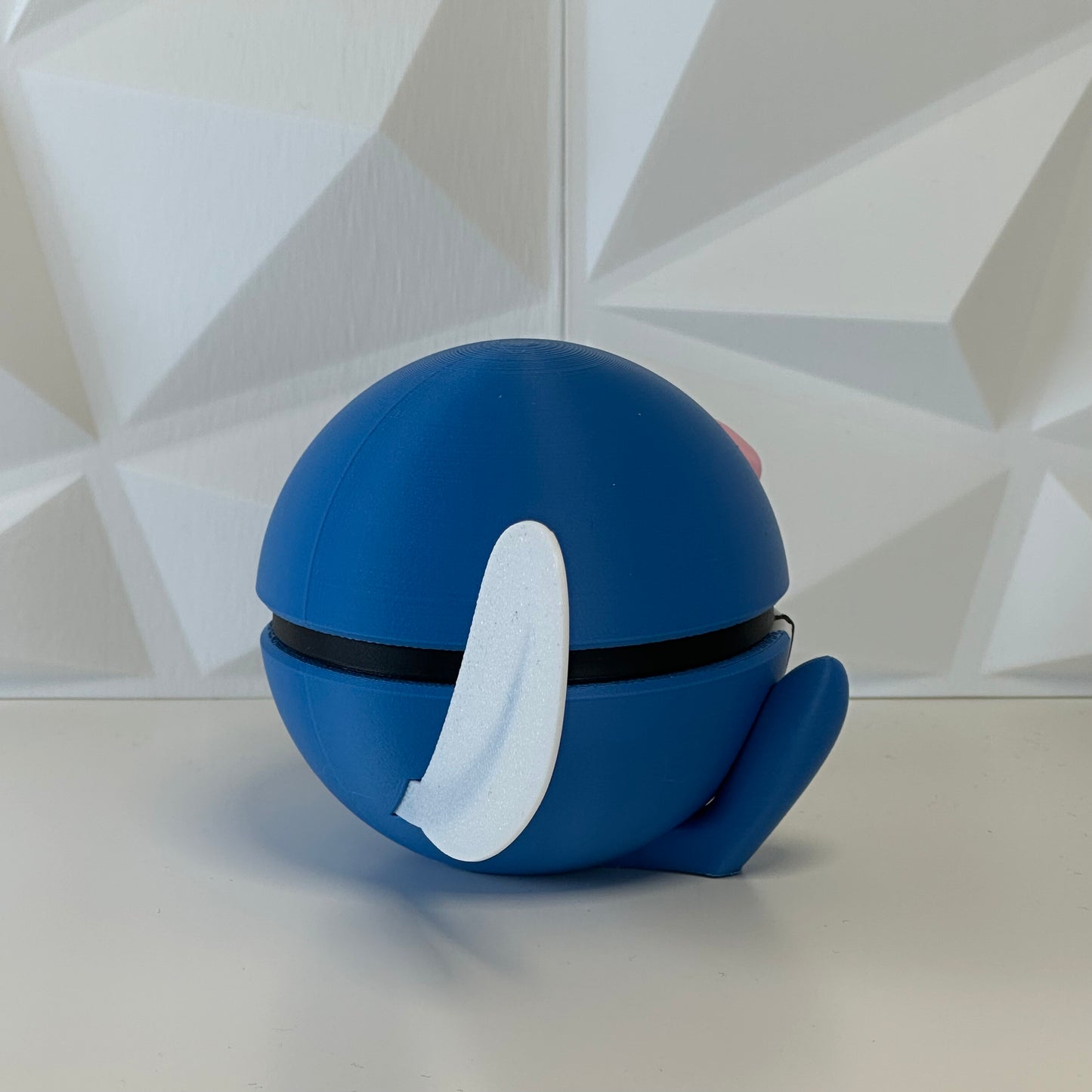 Detalle de la Pokéball Poliwag mostrando textura y colores