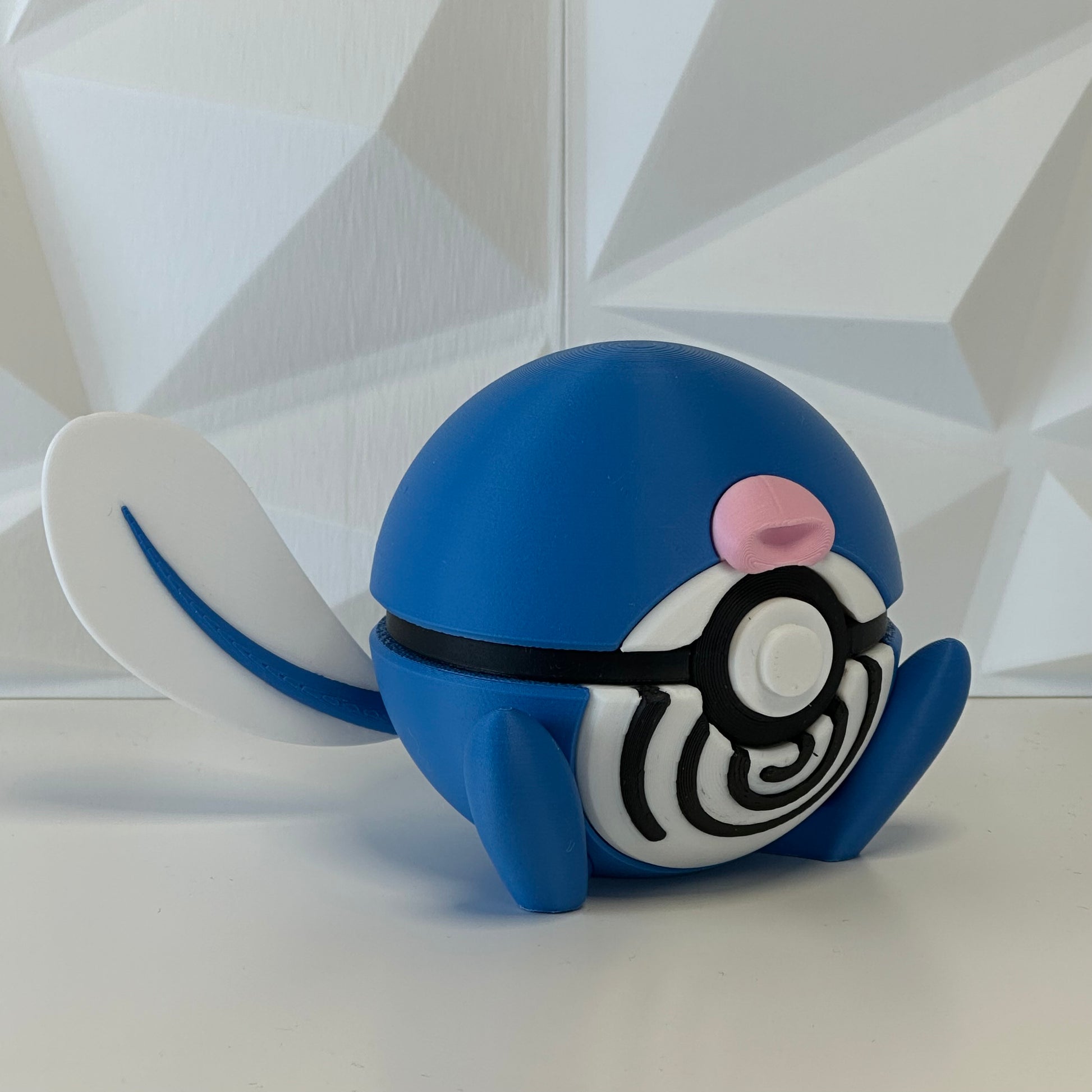Pokéball de colección Poliwag presentada como pieza decorativa
