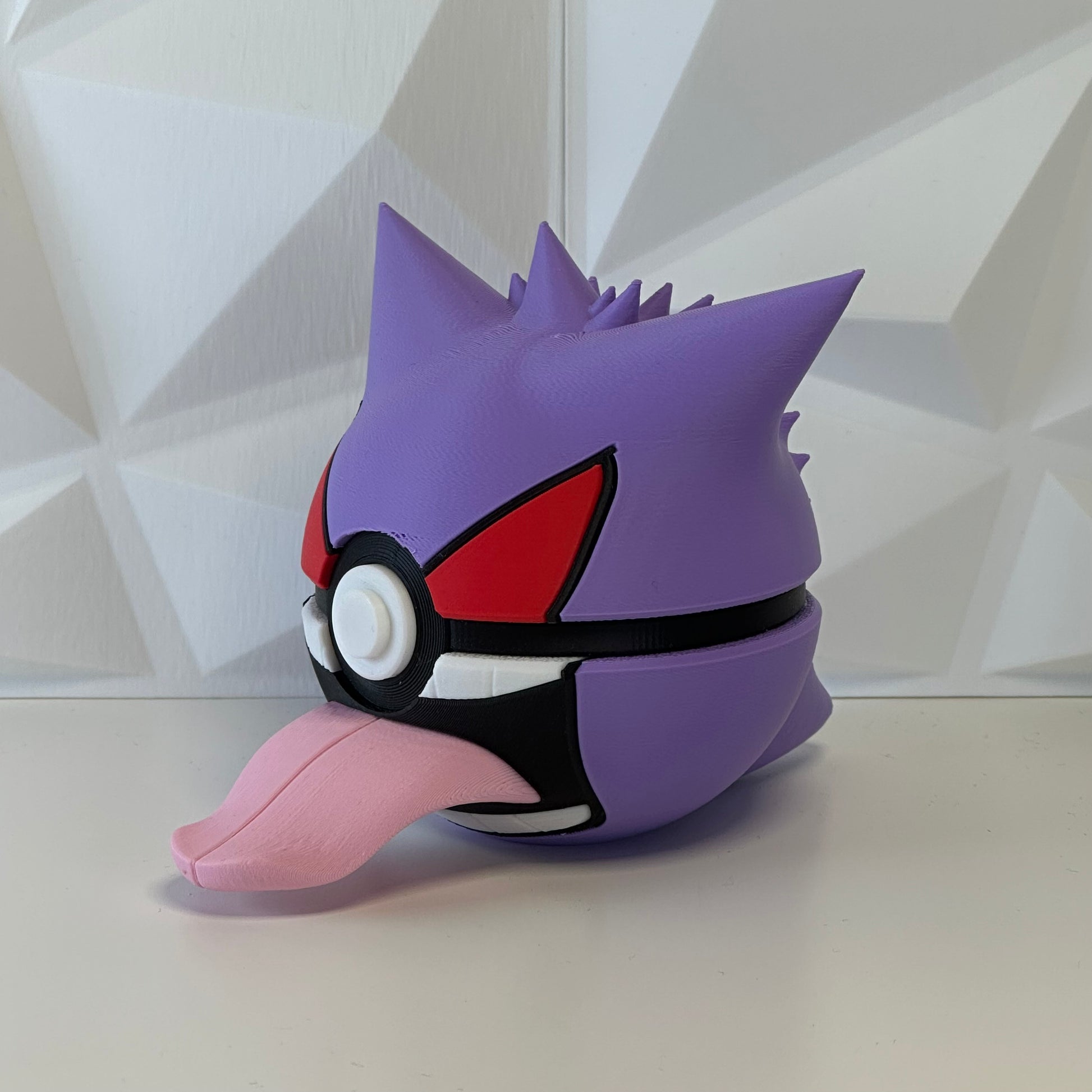 Pokéball edición Gengar vista lateral mostrando detalles del diseño