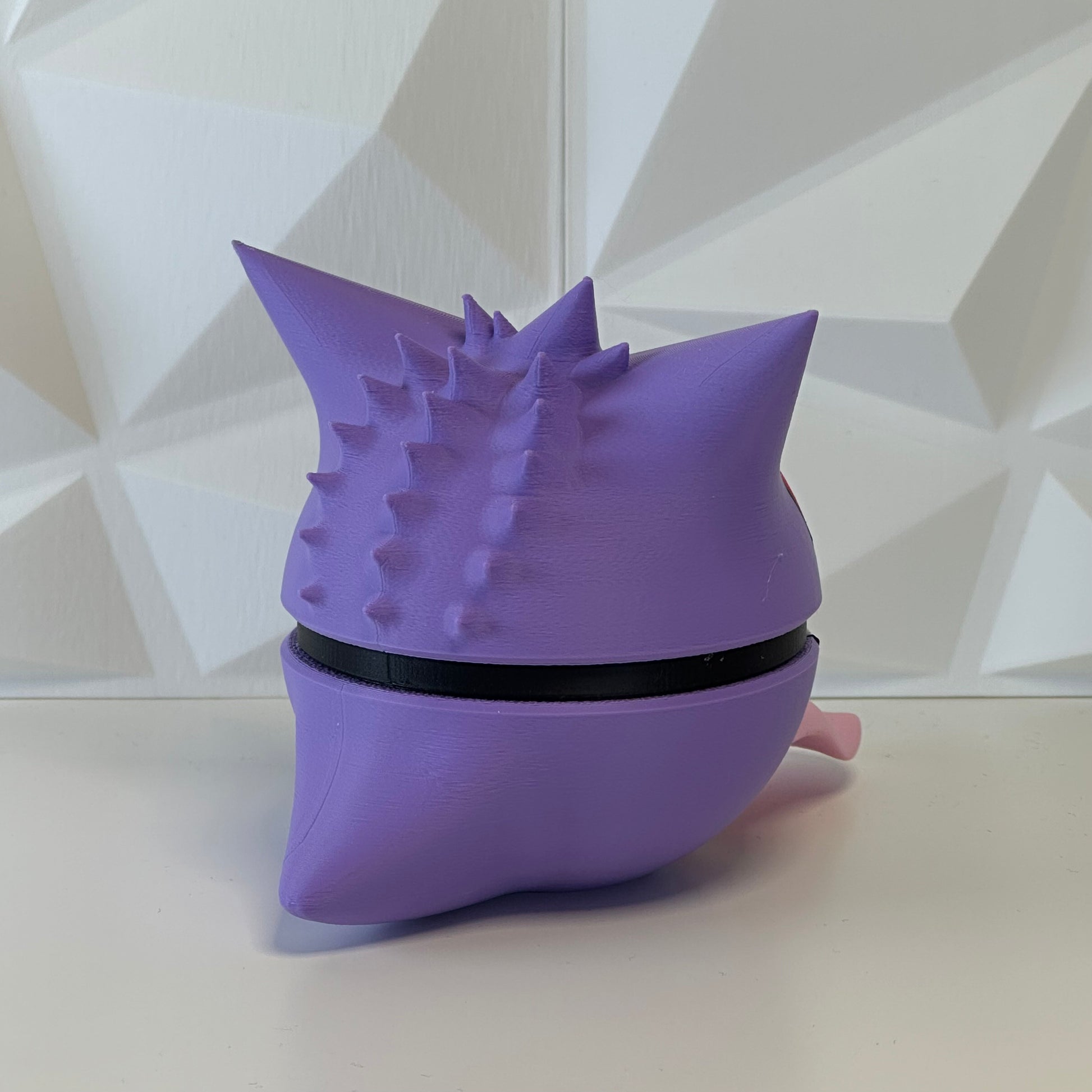Detalle de la Pokéball Gengar mostrando textura y colores