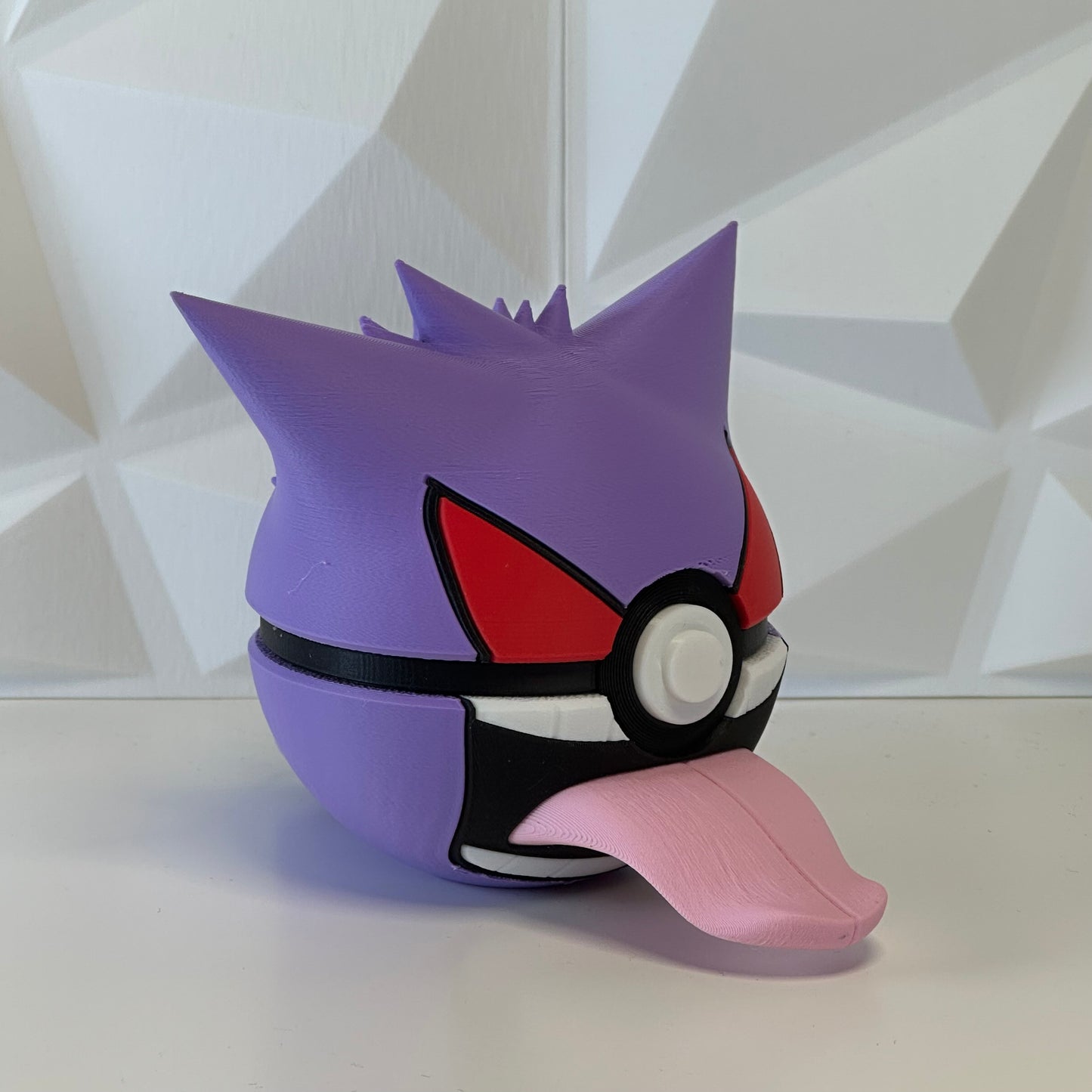 Pokéball de colección Gengar presentada como pieza decorativa