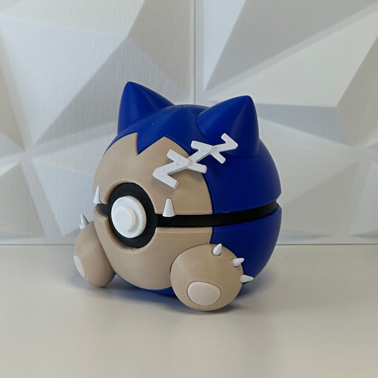 Pokéball edición Snorlax vista lateral mostrando detalles del diseño