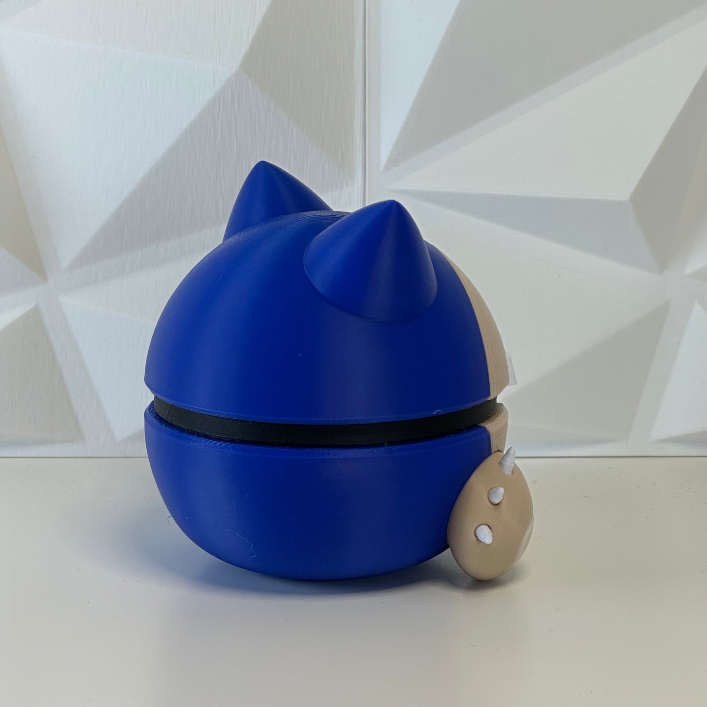 Detalle de la Pokéball Snorlax mostrando textura y colores