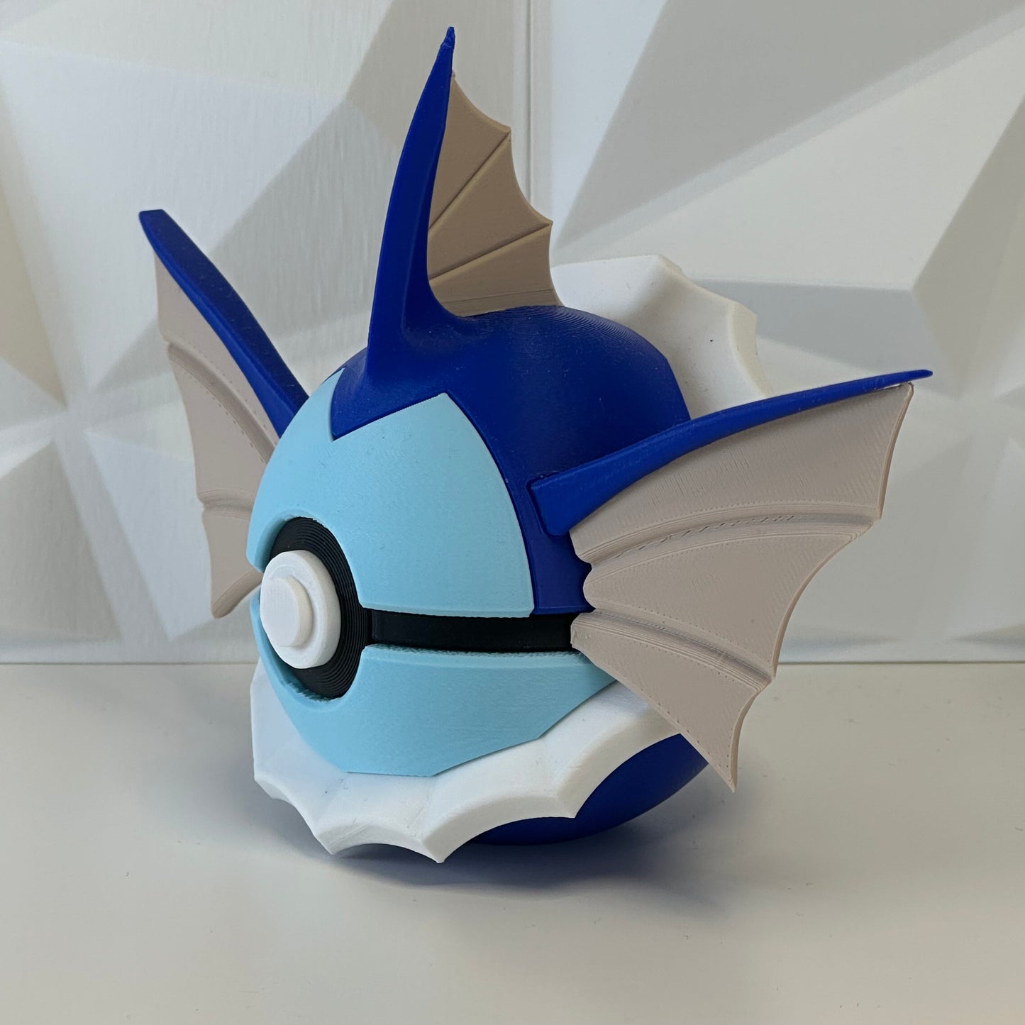 Pokéball edición Vaporeon vista lateral mostrando detalles del diseño
