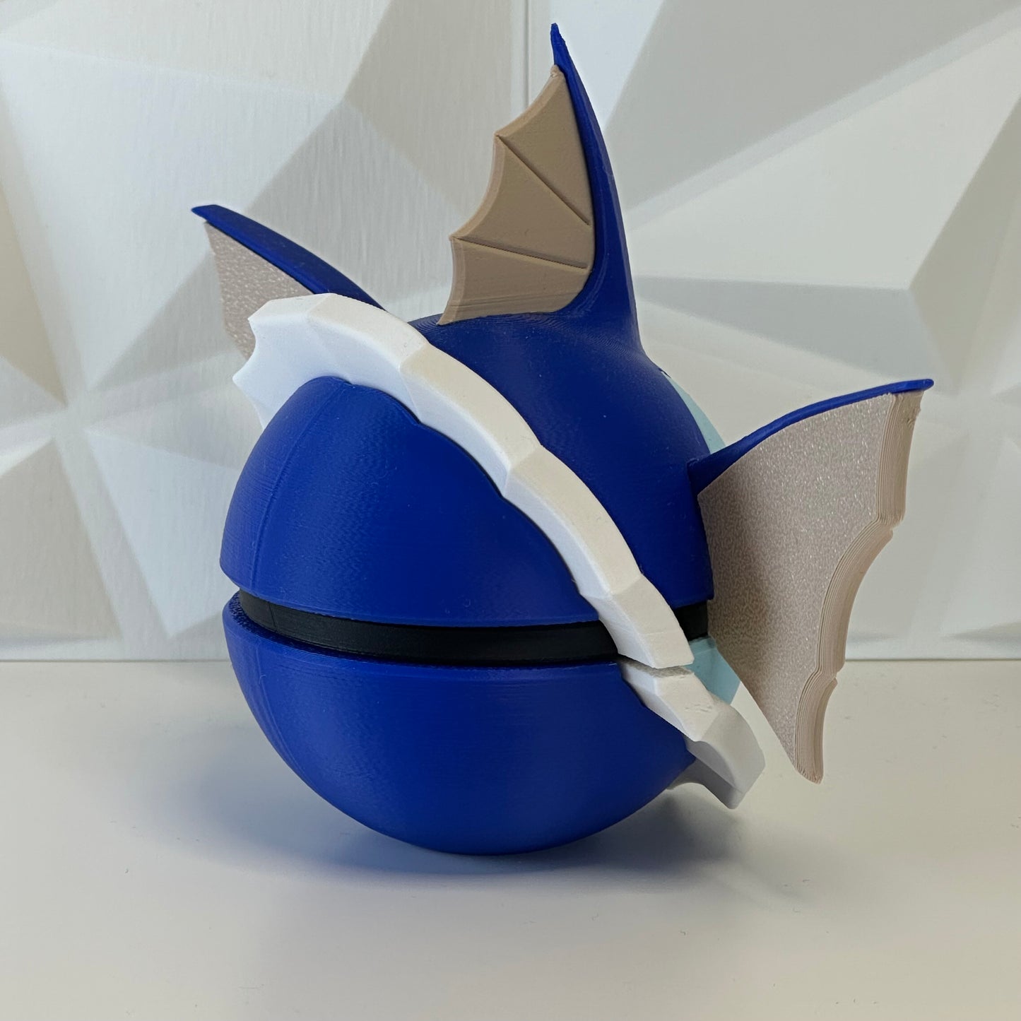 Detalle de la Pokéball Vaporeon mostrando textura y colores