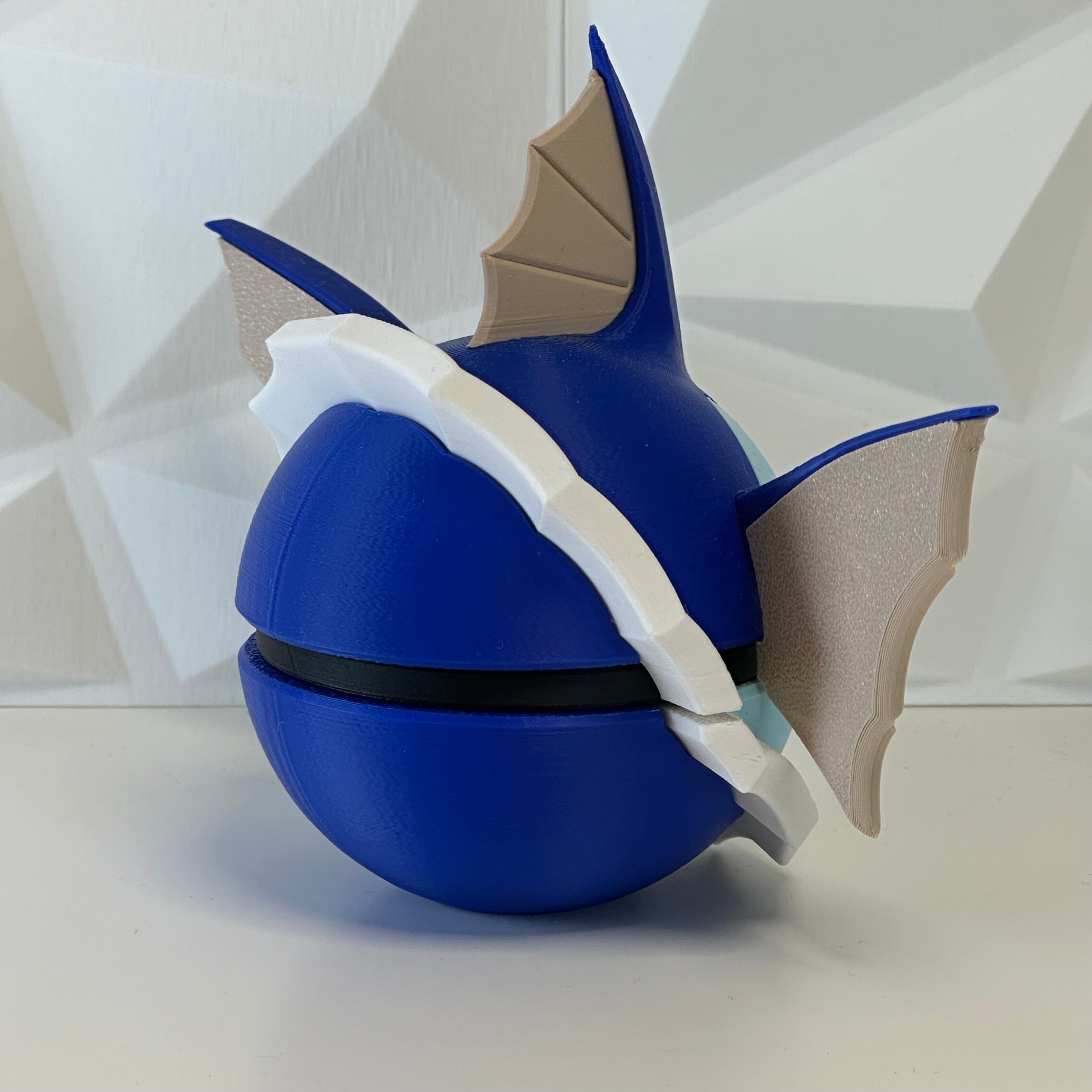Detalle de la Pokéball Vaporeon mostrando textura y colores