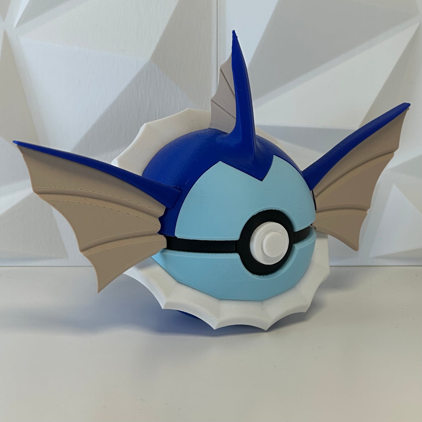 Pokéball de colección Vaporeon presentada como pieza decorativa