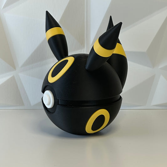 Pokéball edición Umbreon vista lateral mostrando detalles del diseño