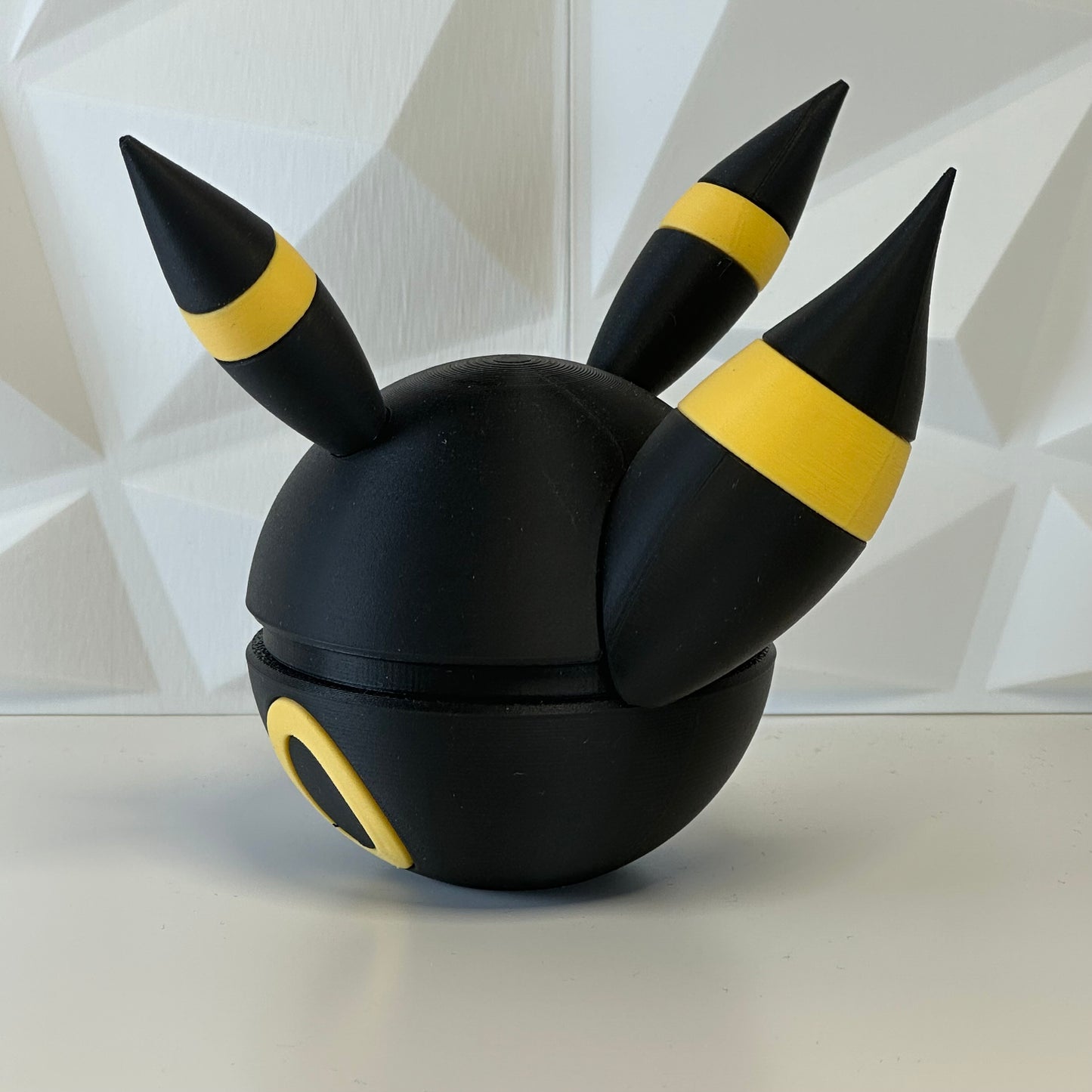 Pokéball edición Umbreon vista trasera con acabado premium