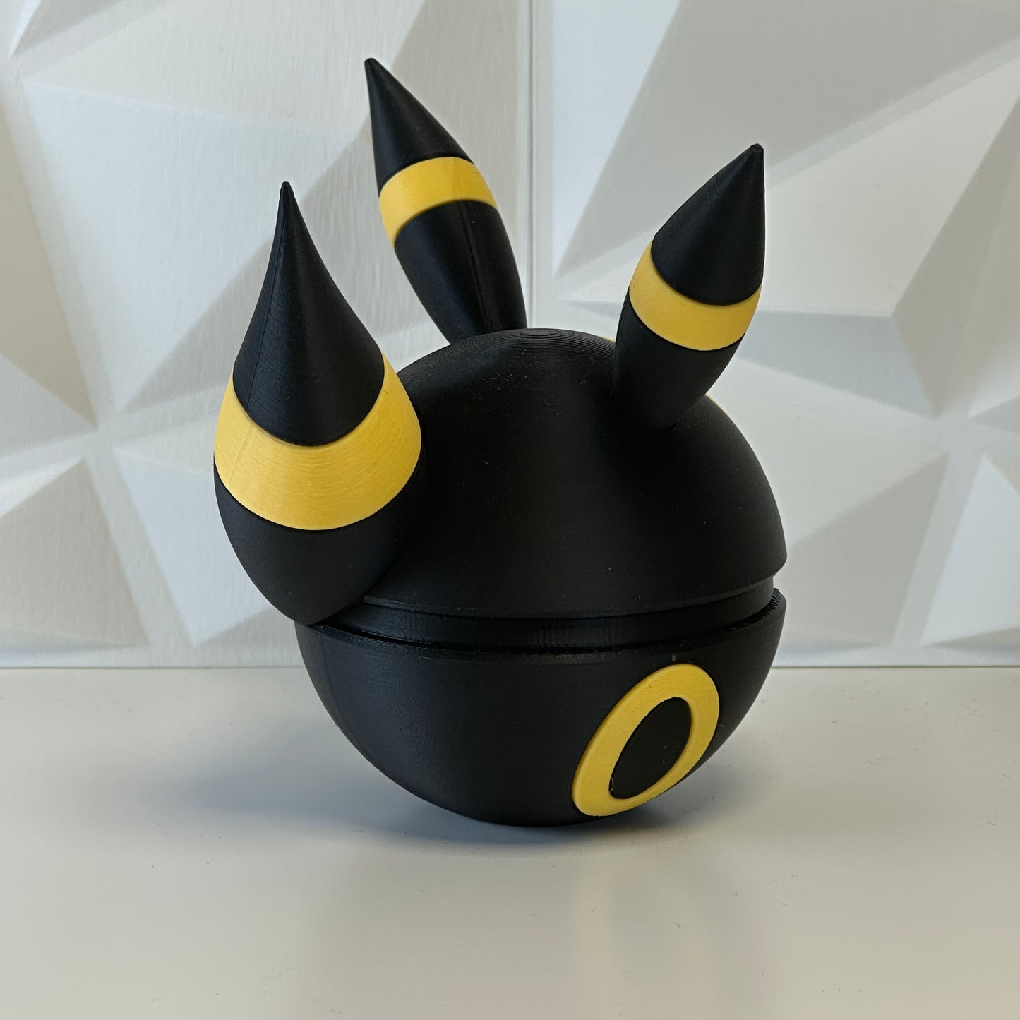 Detalle de la Pokéball Umbreon mostrando textura y colores